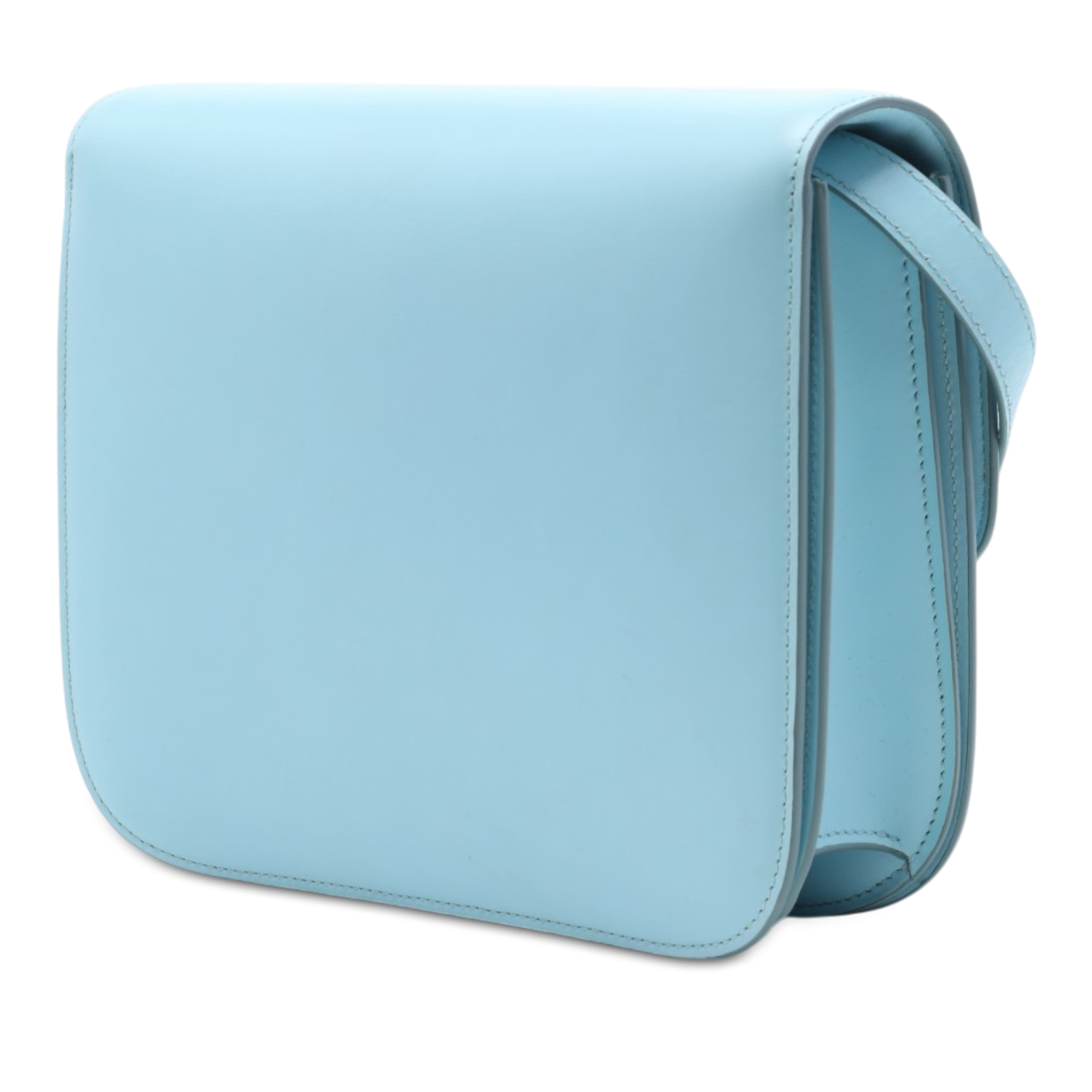 Celine Medium Calfskin Classic Box, från Luxclusif, i färgen blå. Klicka för att öppna bilden i stort format