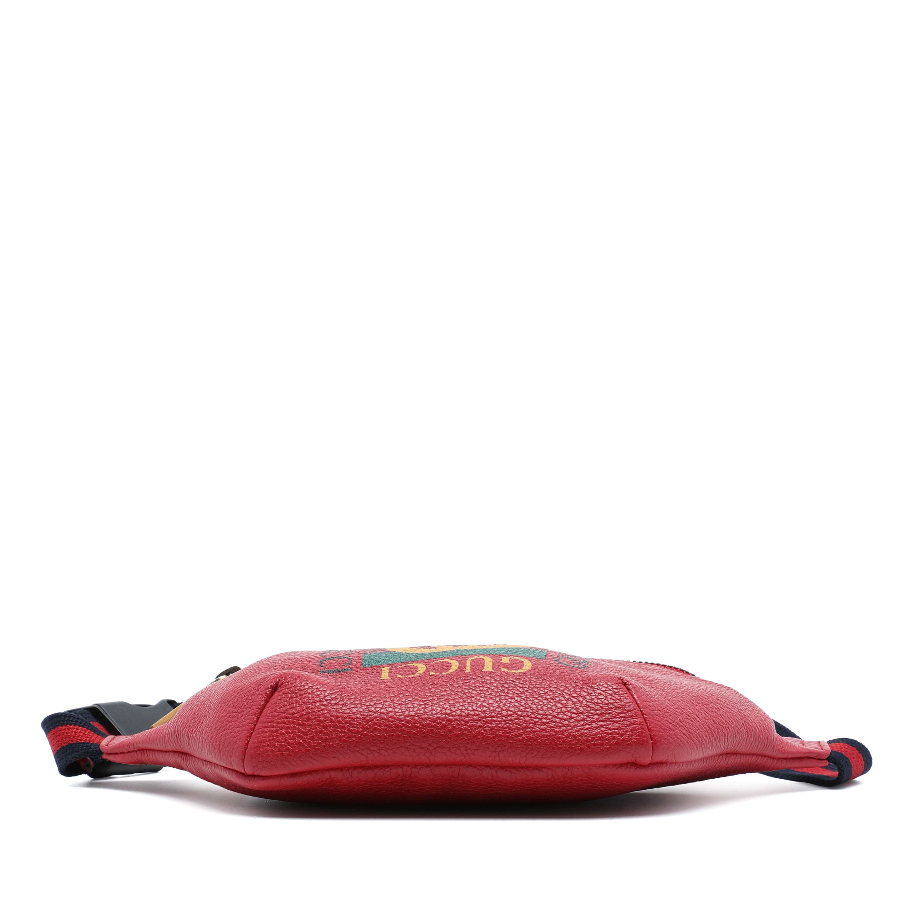 Gucci Small Grained Calfskin Web Logo Belt Bag, från Luxclusif, i färgen röd. Klicka för att öppna bilden i stort format