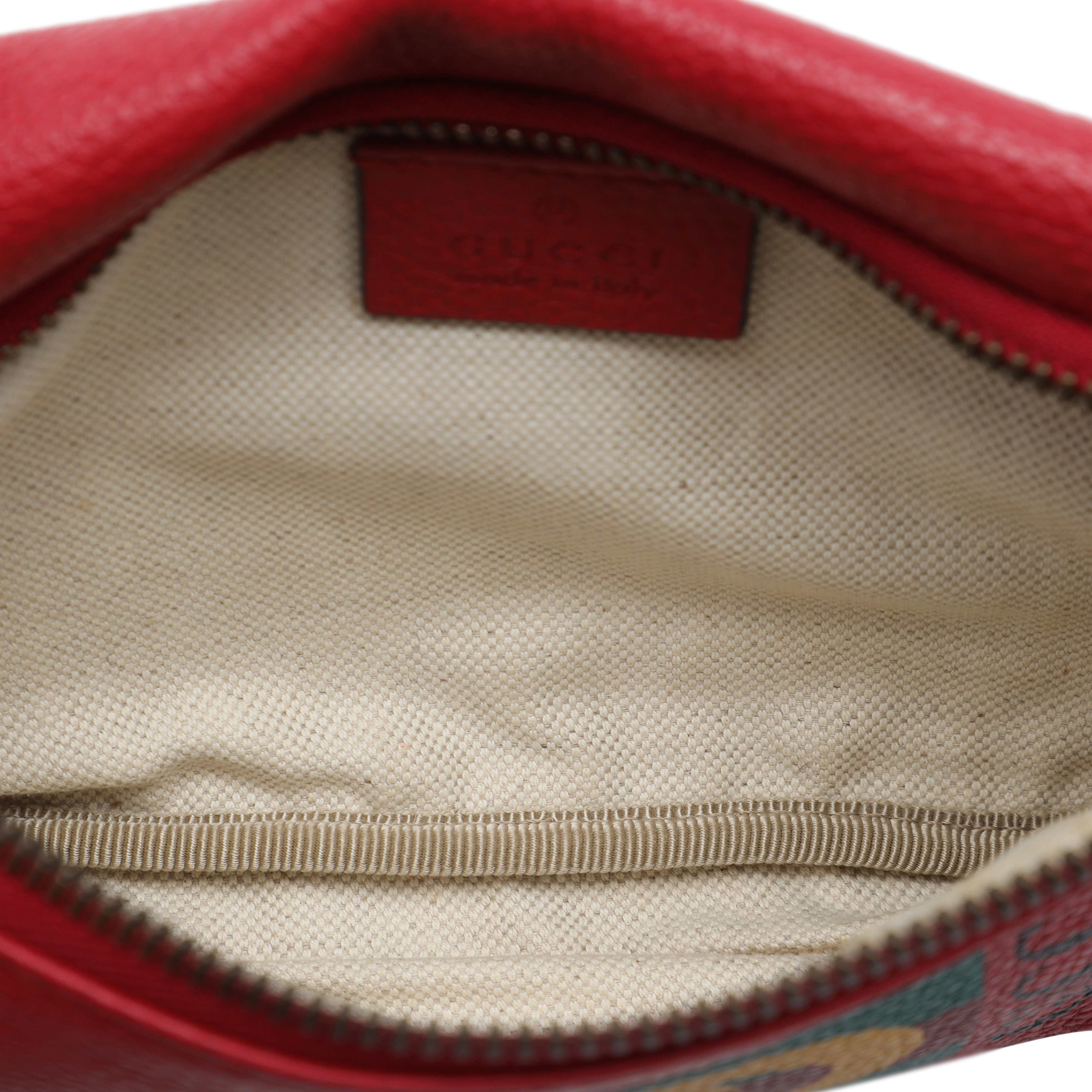Gucci Small Grained Calfskin Web Logo Belt Bag, från Luxclusif, i färgen röd. Klicka för att öppna bilden i stort format