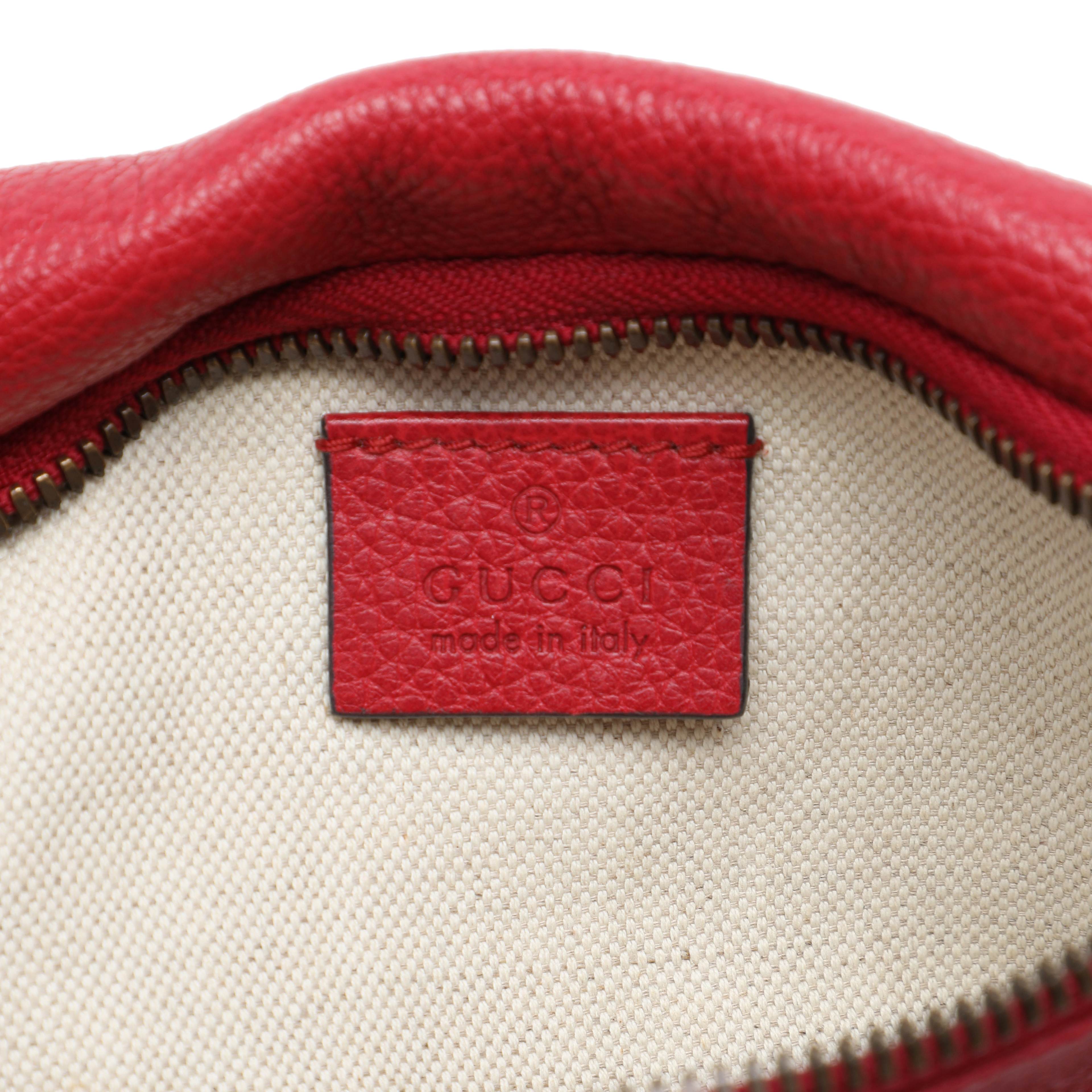 Gucci Small Grained Calfskin Web Logo Belt Bag, från Luxclusif, i färgen röd. Klicka för att öppna bilden i stort format