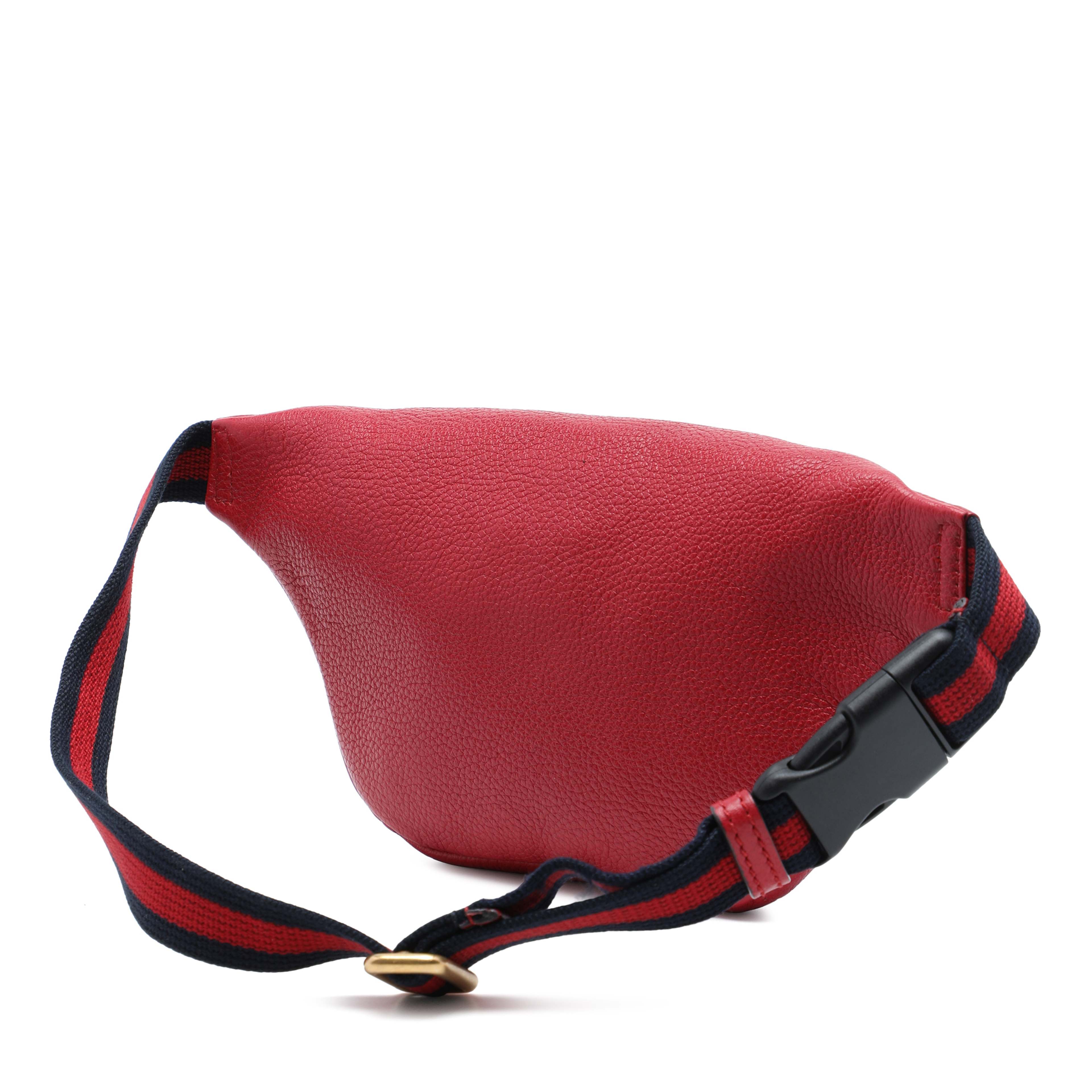 Gucci Small Grained Calfskin Web Logo Belt Bag, från Luxclusif, i färgen röd. Klicka för att öppna bilden i stort format