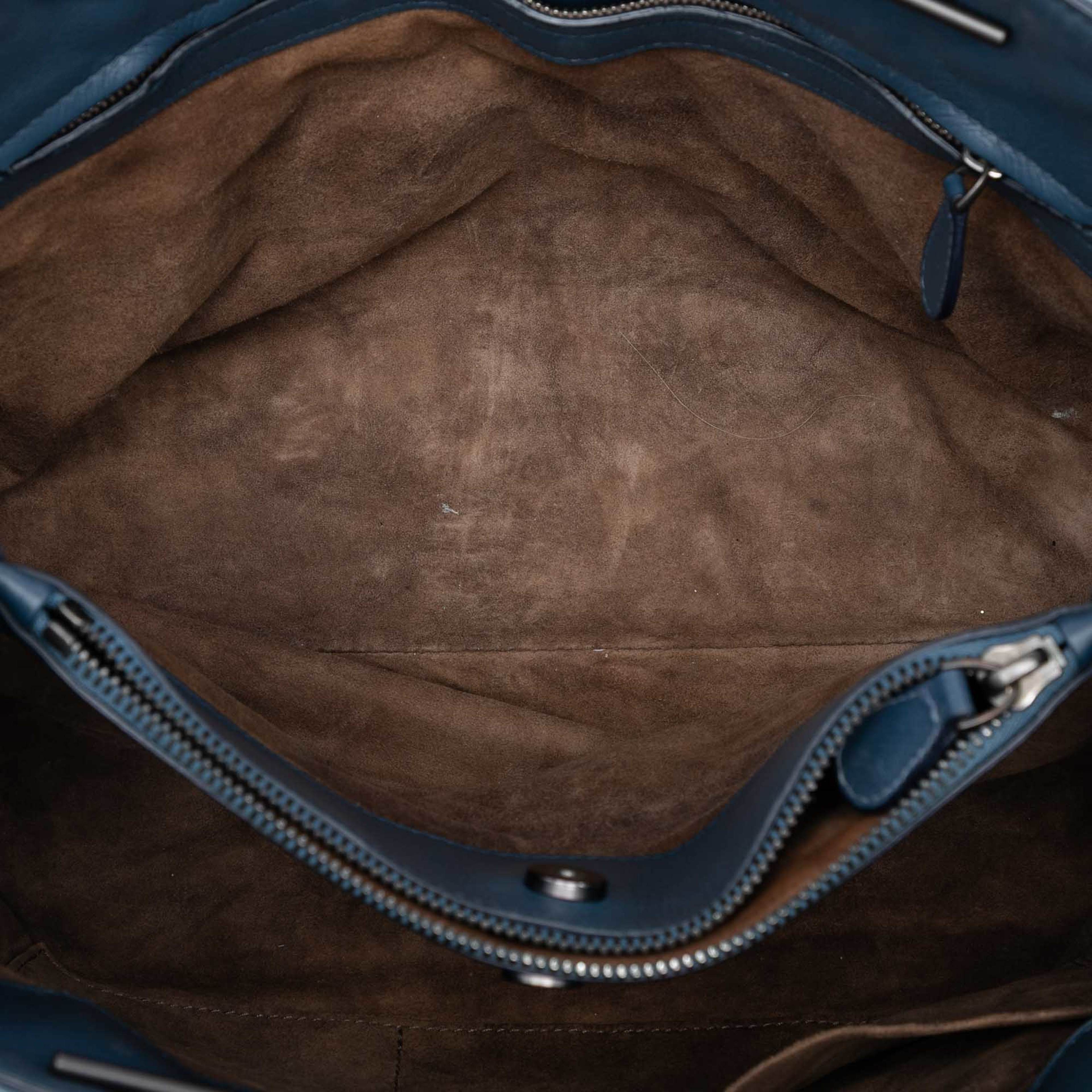 Bottega Veneta Medium Nappa Intrecciato Stitched Double Chain Tote, från Luxclusif, i färgen blue. Klicka för att öppna bilden i stort format