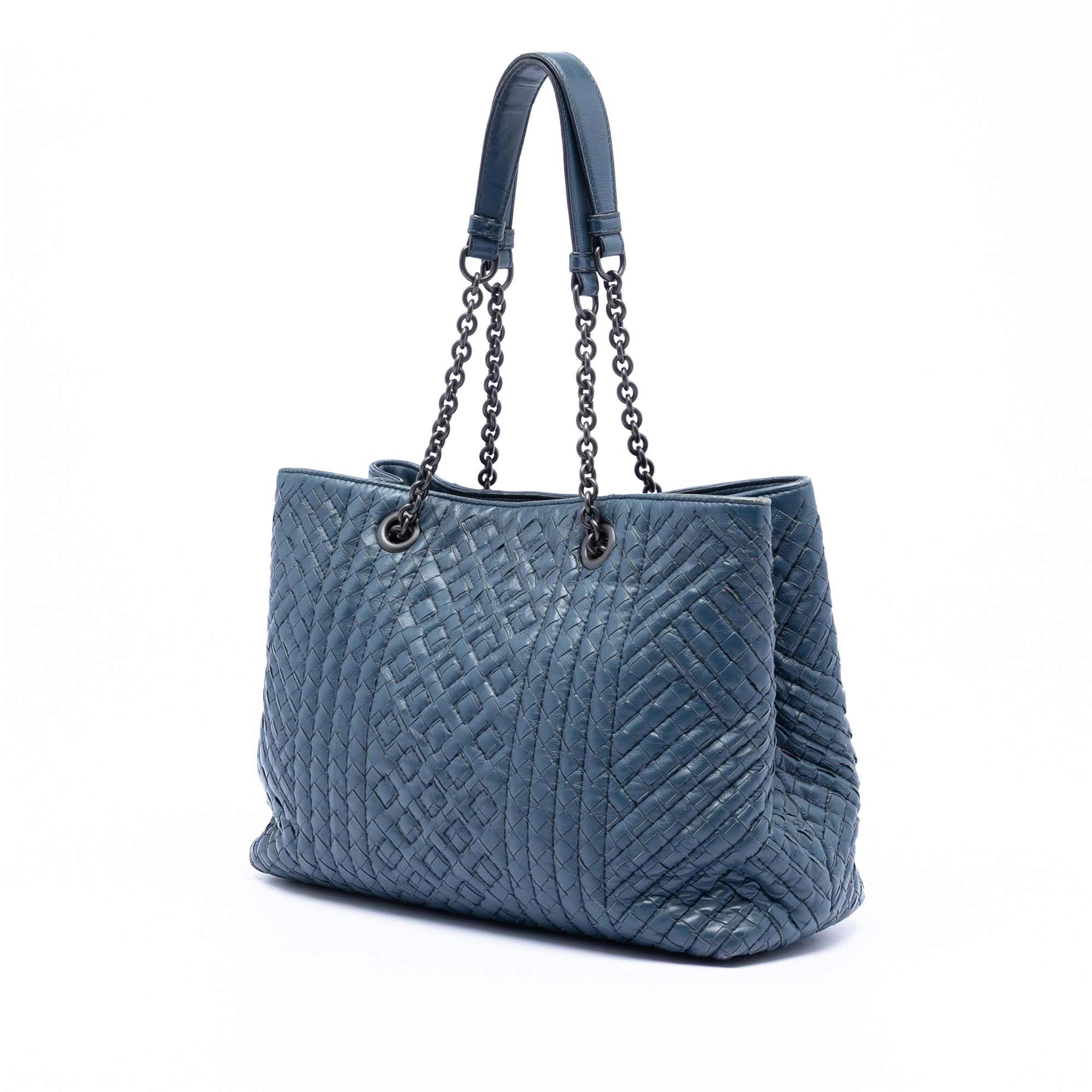 Bottega Veneta Medium Nappa Intrecciato Stitched Double Chain Tote, från Luxclusif, i färgen blue. Klicka för att öppna bilden i stort format