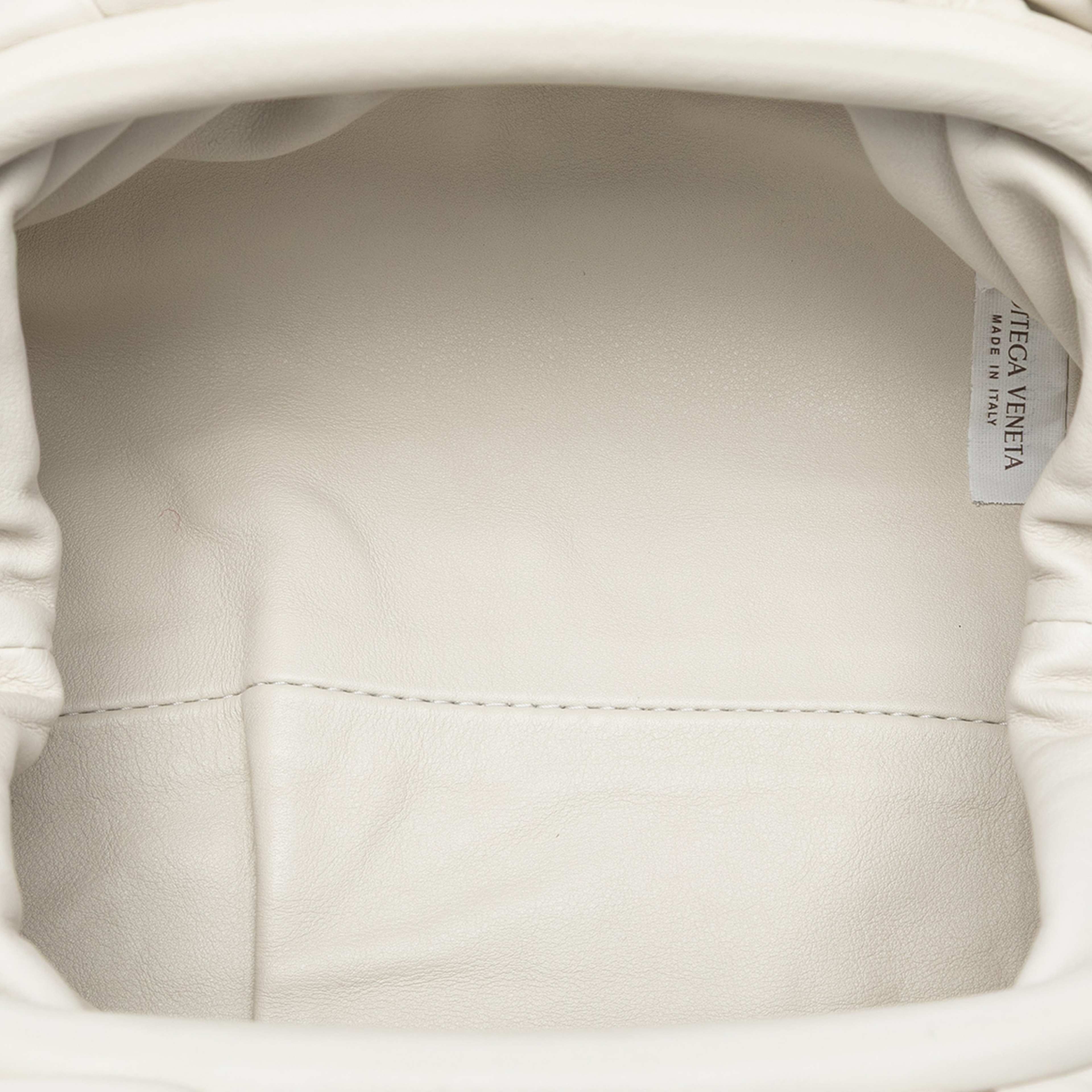 Bottega Veneta Lambskin The Mini Pouch Crossbody, från Luxclusif, i färgen off white. Klicka för att öppna bilden i stort format
