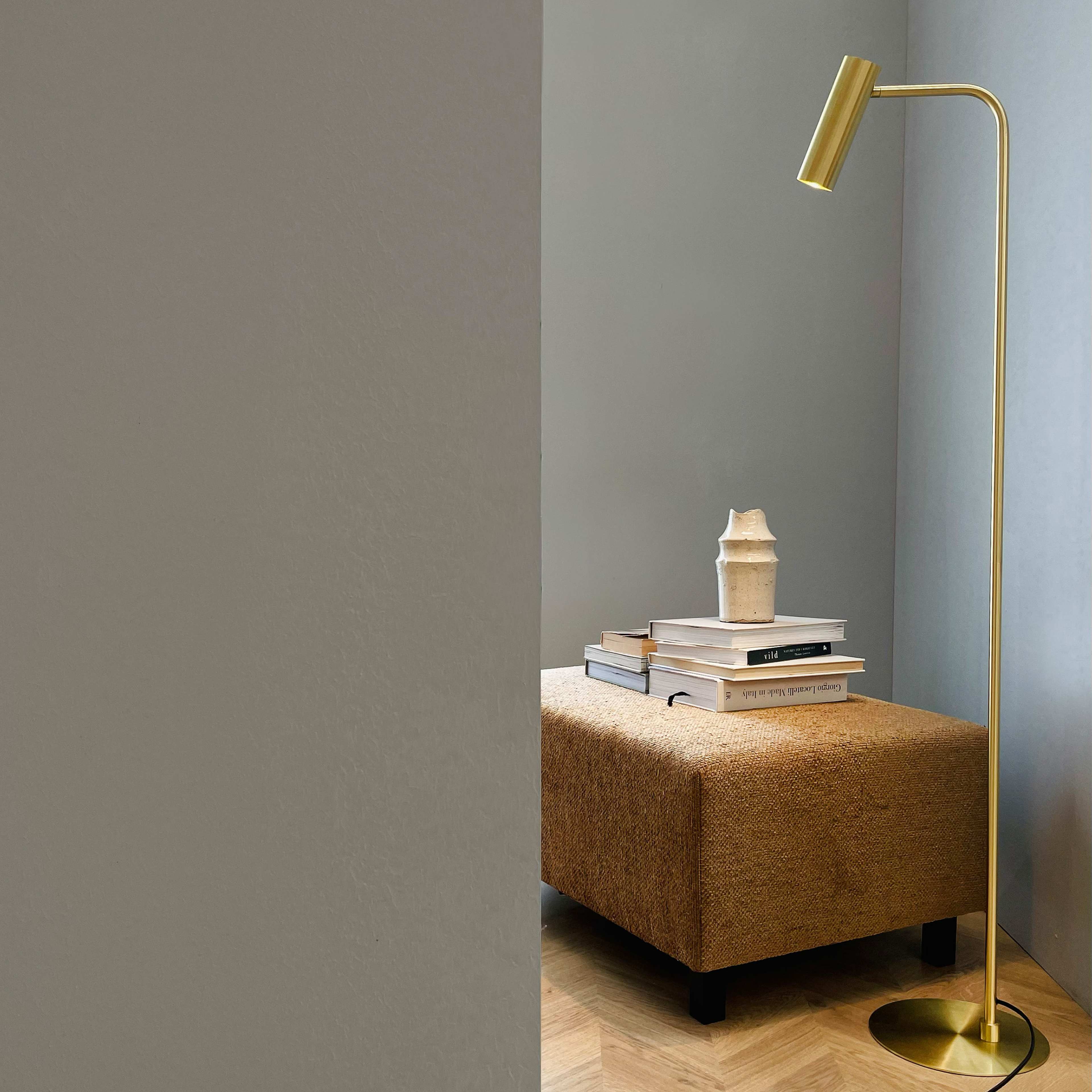Skagerrak Floor Lamp, från Dyberg Larsen, i färgen brass. Klicka för att öppna bilden i stort format