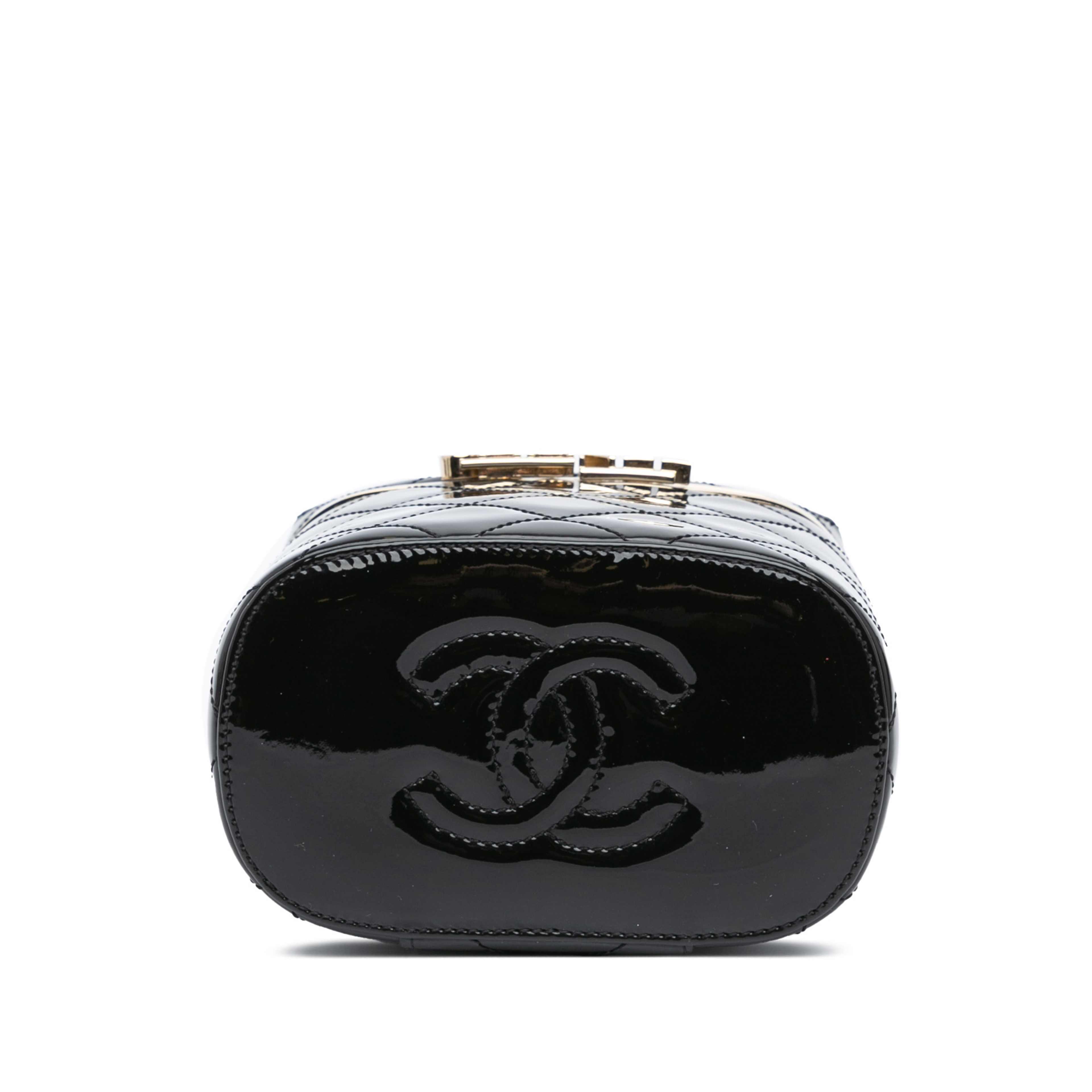 Chanel Quilted Patent Logo Chain Vanity Case, från Luxclusif, i färgen svart. Klicka för att öppna bilden i stort format
