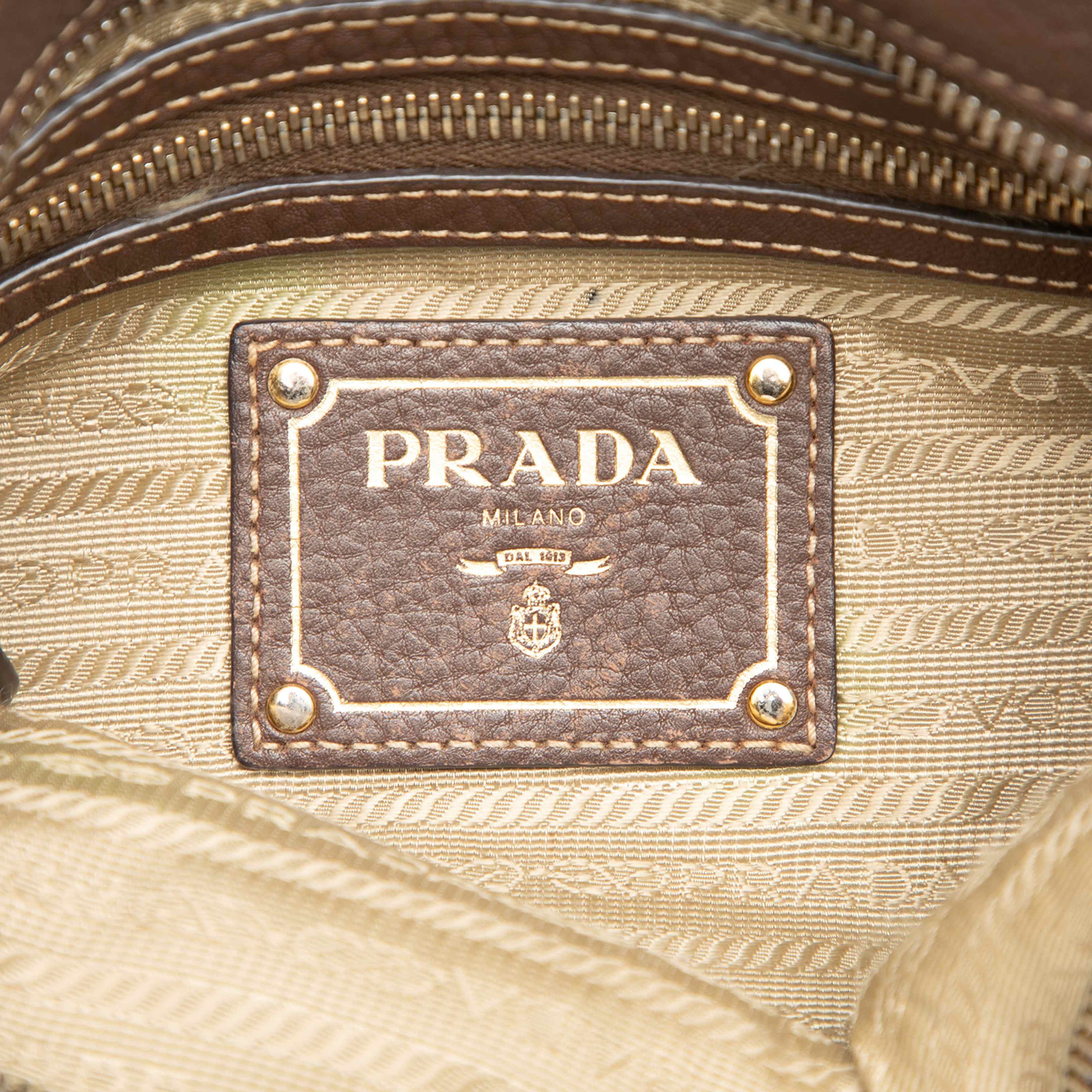 Prada Canvas Canapa Logo Crossbody, från Luxclusif, i färgen beige. Klicka för att öppna bilden i stort format