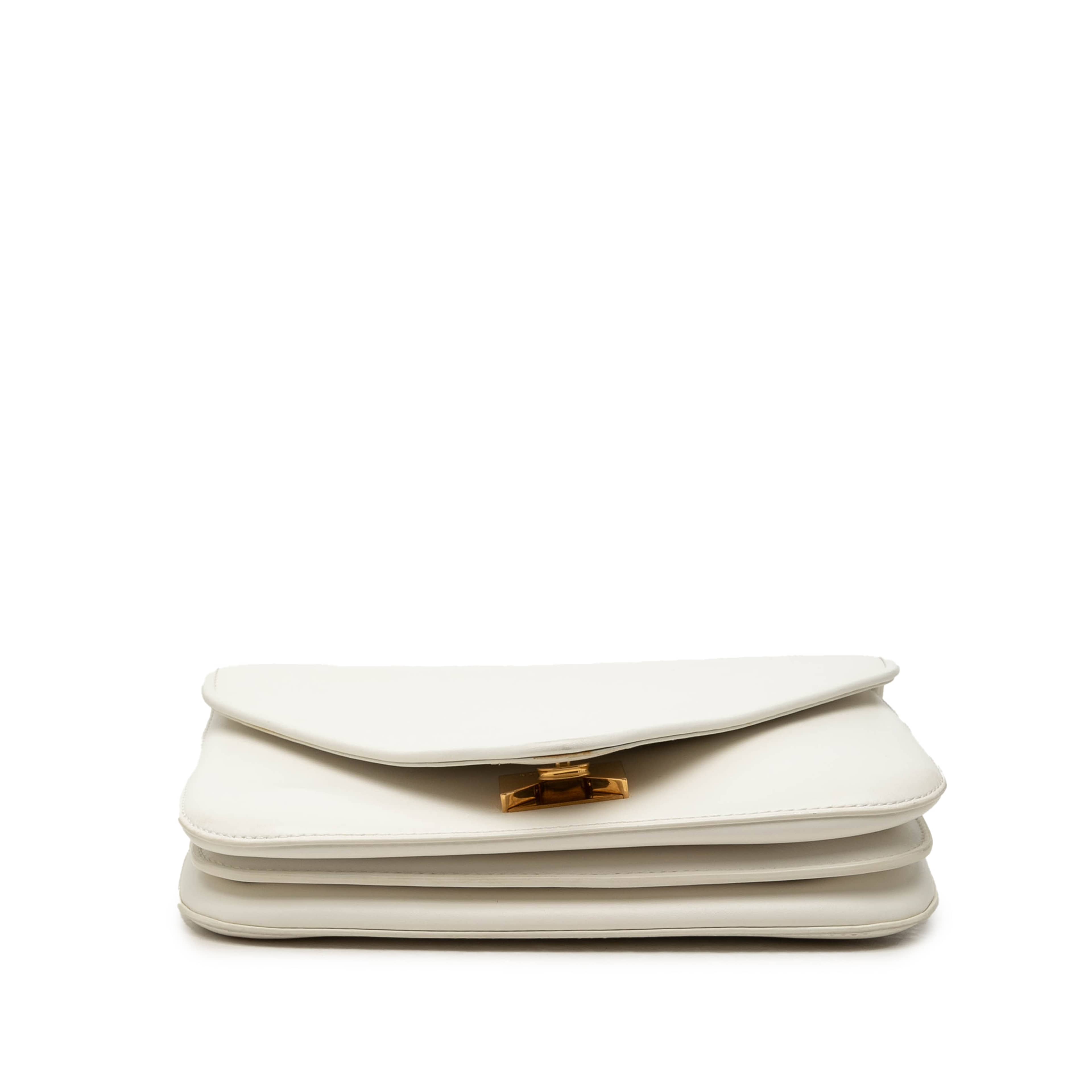 Bottega Veneta Small Leather Mount Envelope Chain Bag, från Luxclusif, i färgen vit. Klicka för att öppna bilden i stort format