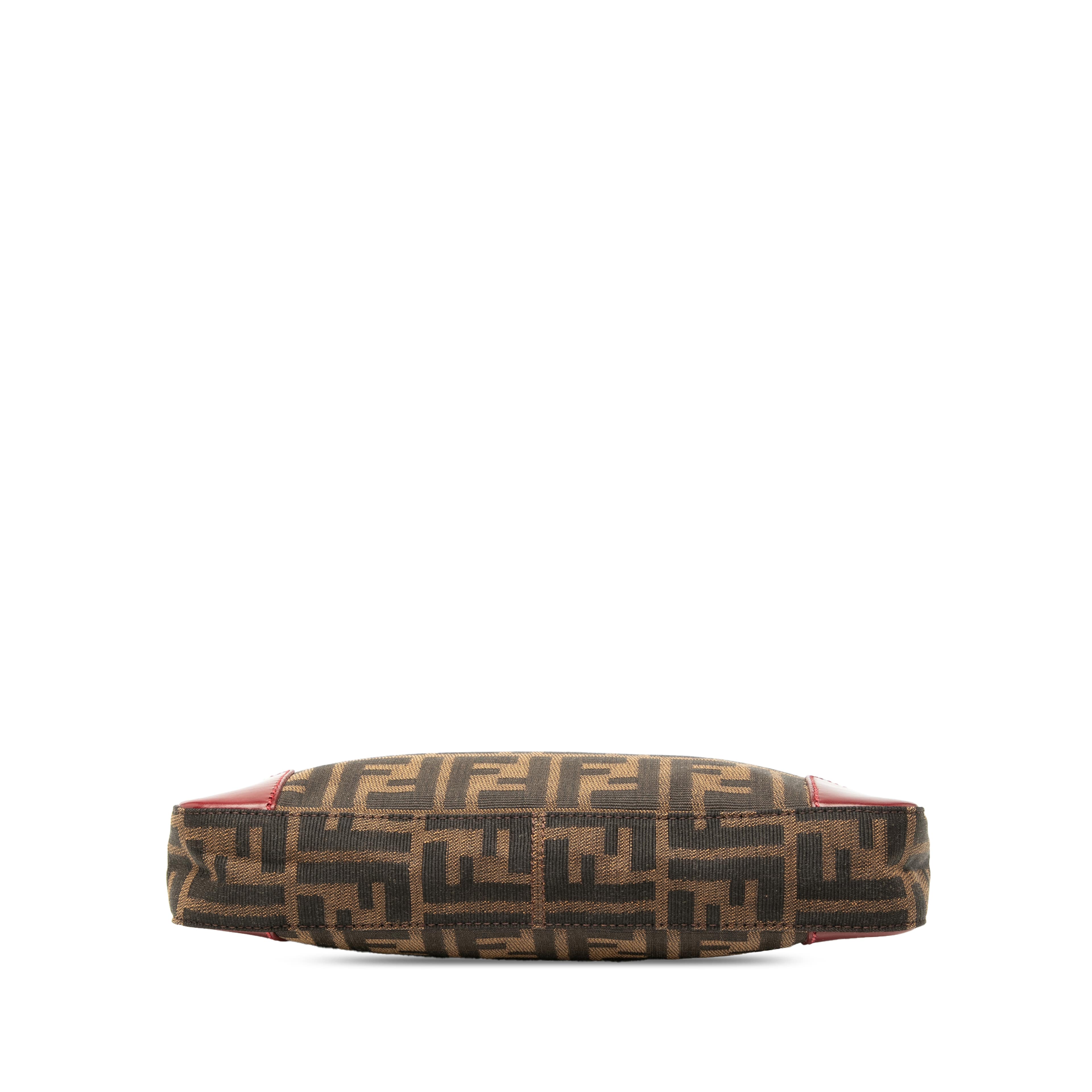 Fendi Zucca Canvas Shoulder Bag, från Luxclusif, i färgen brun. Klicka för att öppna bilden i stort format
