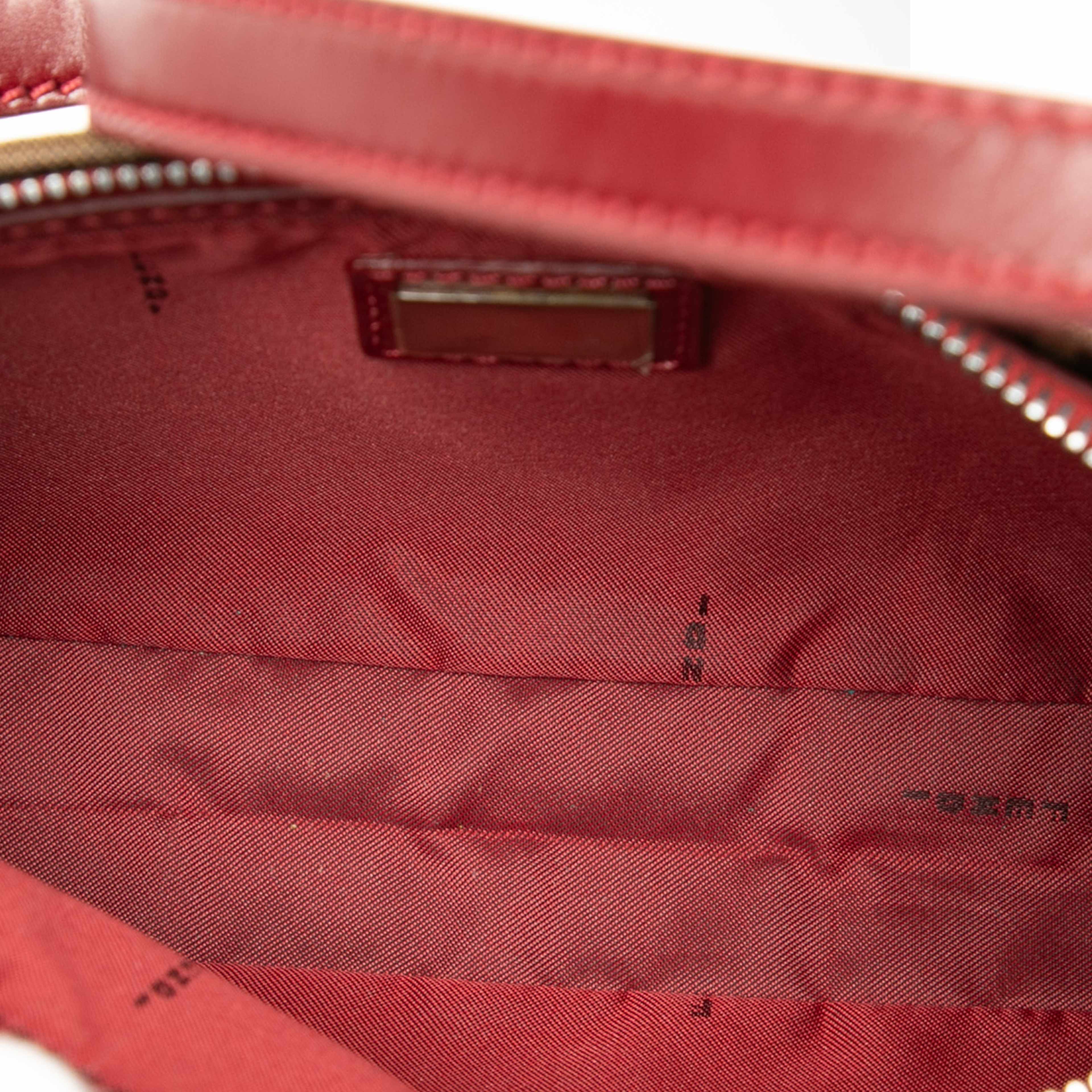 Fendi Zucca Canvas Shoulder Bag, från Luxclusif, i färgen brun. Klicka för att öppna bilden i stort format