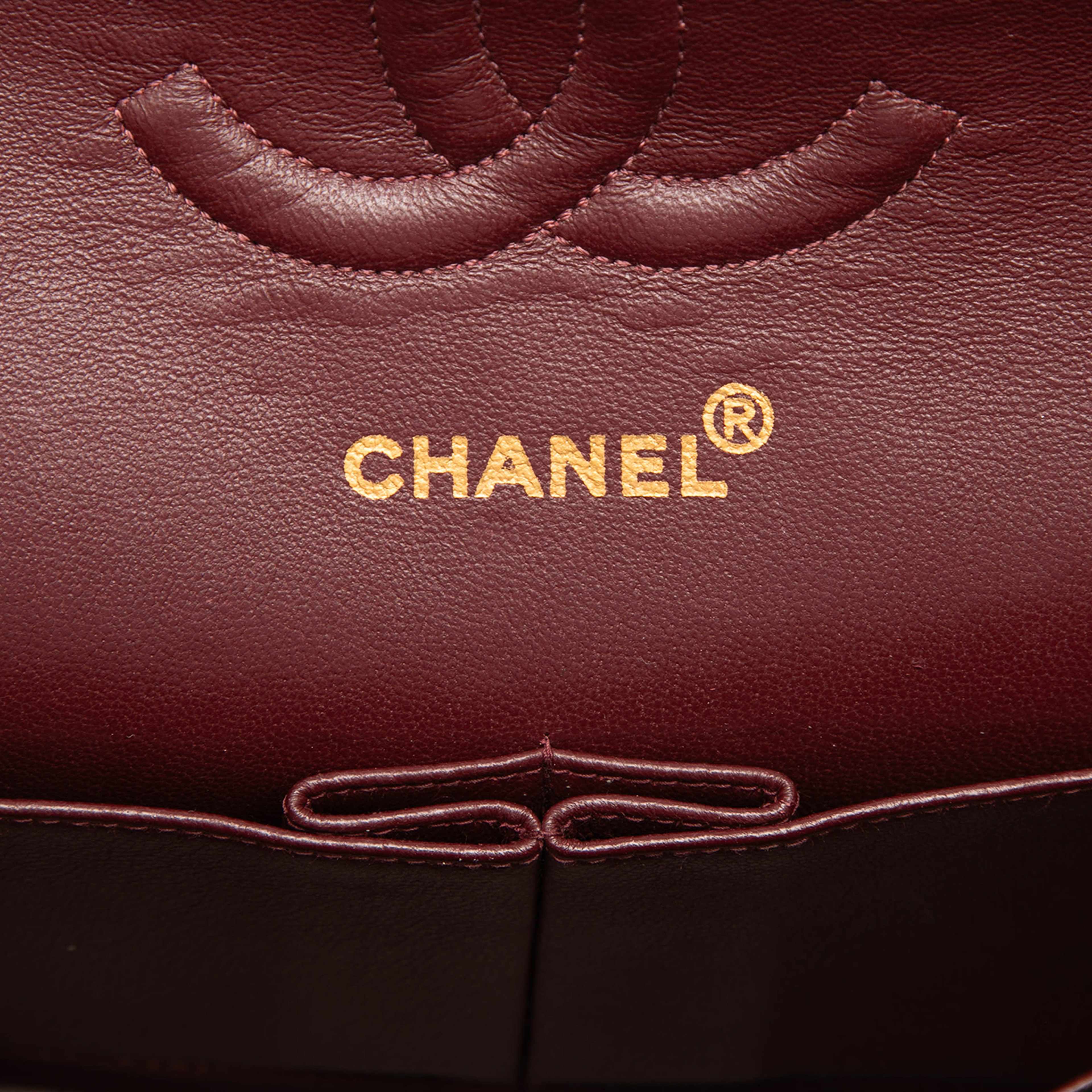 Chanel Medium Classic Lambskin Double Flap, från Luxclusif, i färgen black. Klicka för att öppna bilden i stort format