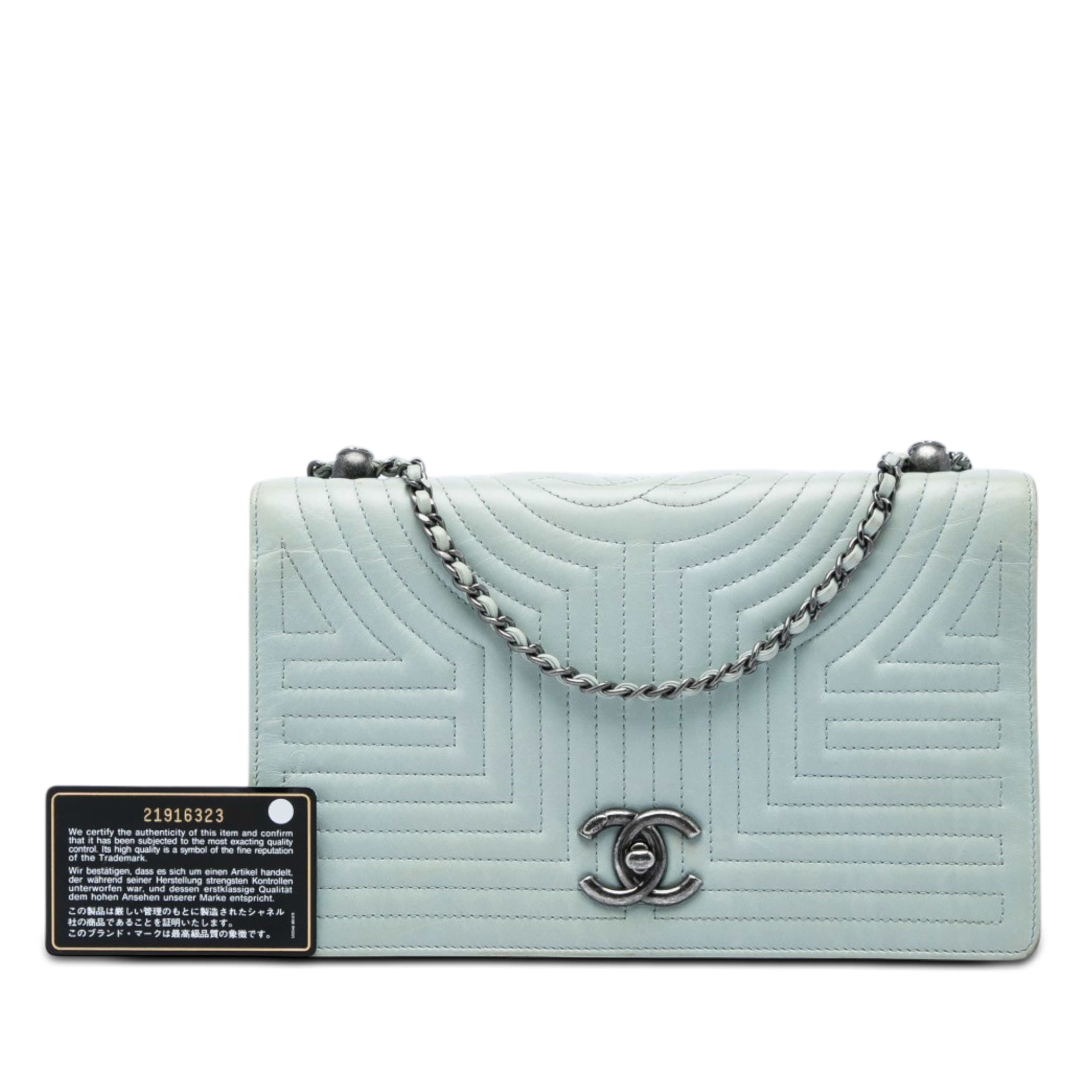 Chanel Medium Quilted Calfskin Korean Garden Flap, från Luxclusif, i färgen blå. Klicka för att öppna bilden i stort format
