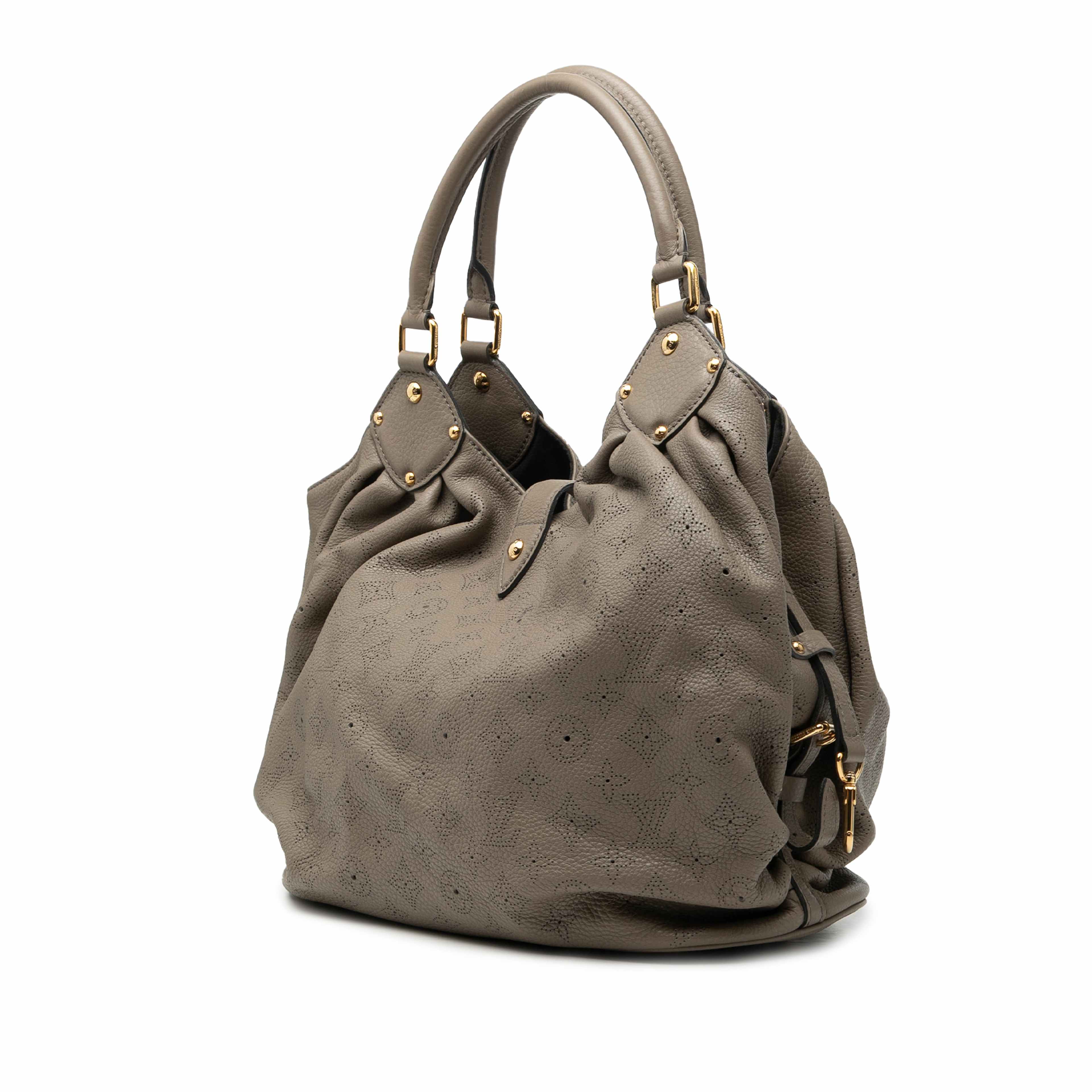 Louis Vuitton Monogram Mahina L Hobo, från Luxclusif, i färgen taupe. Klicka för att öppna bilden i stort format