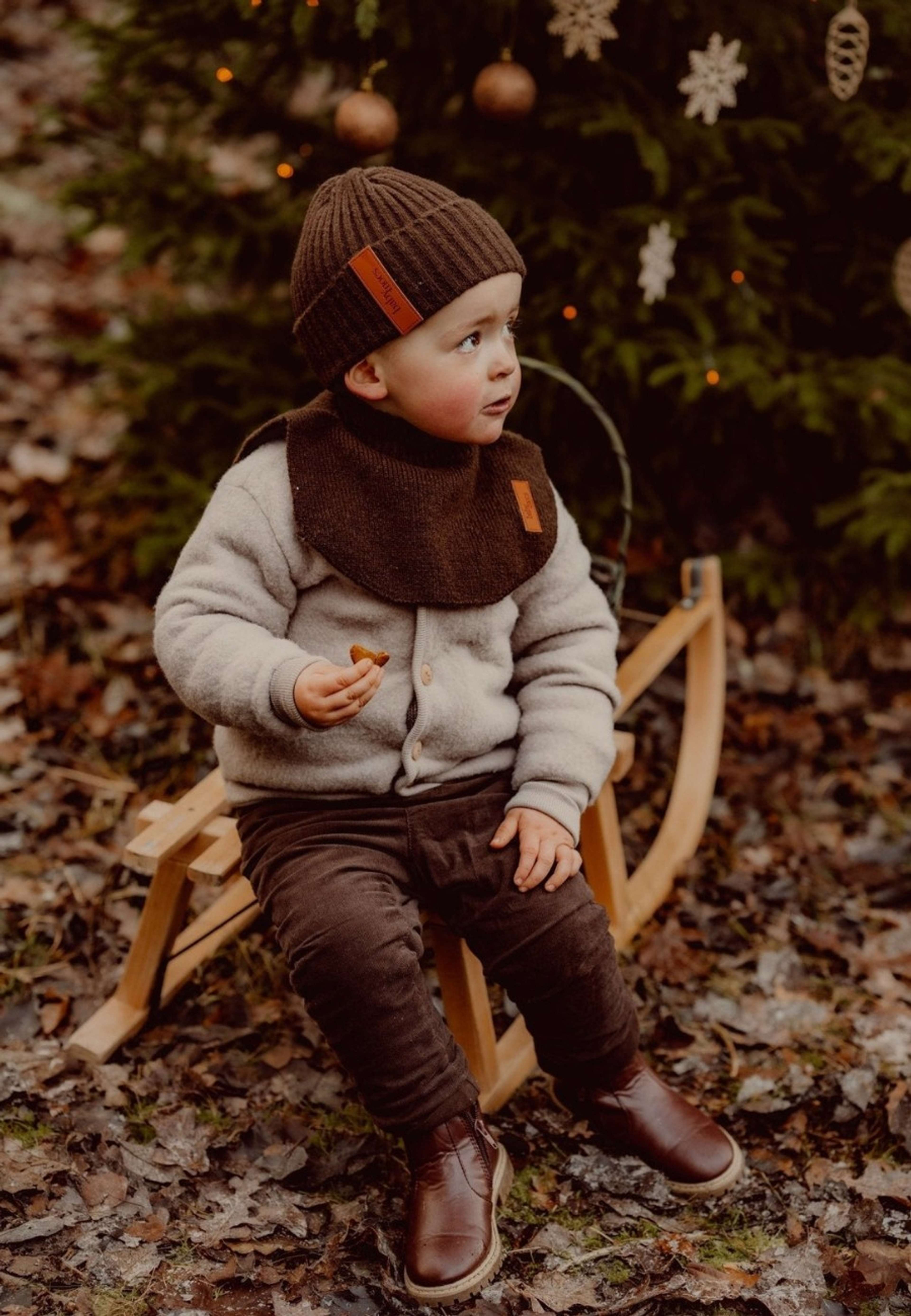 Neck Warmer, från BabyMocs, i färgen brown. Klicka för att öppna bilden i stort format