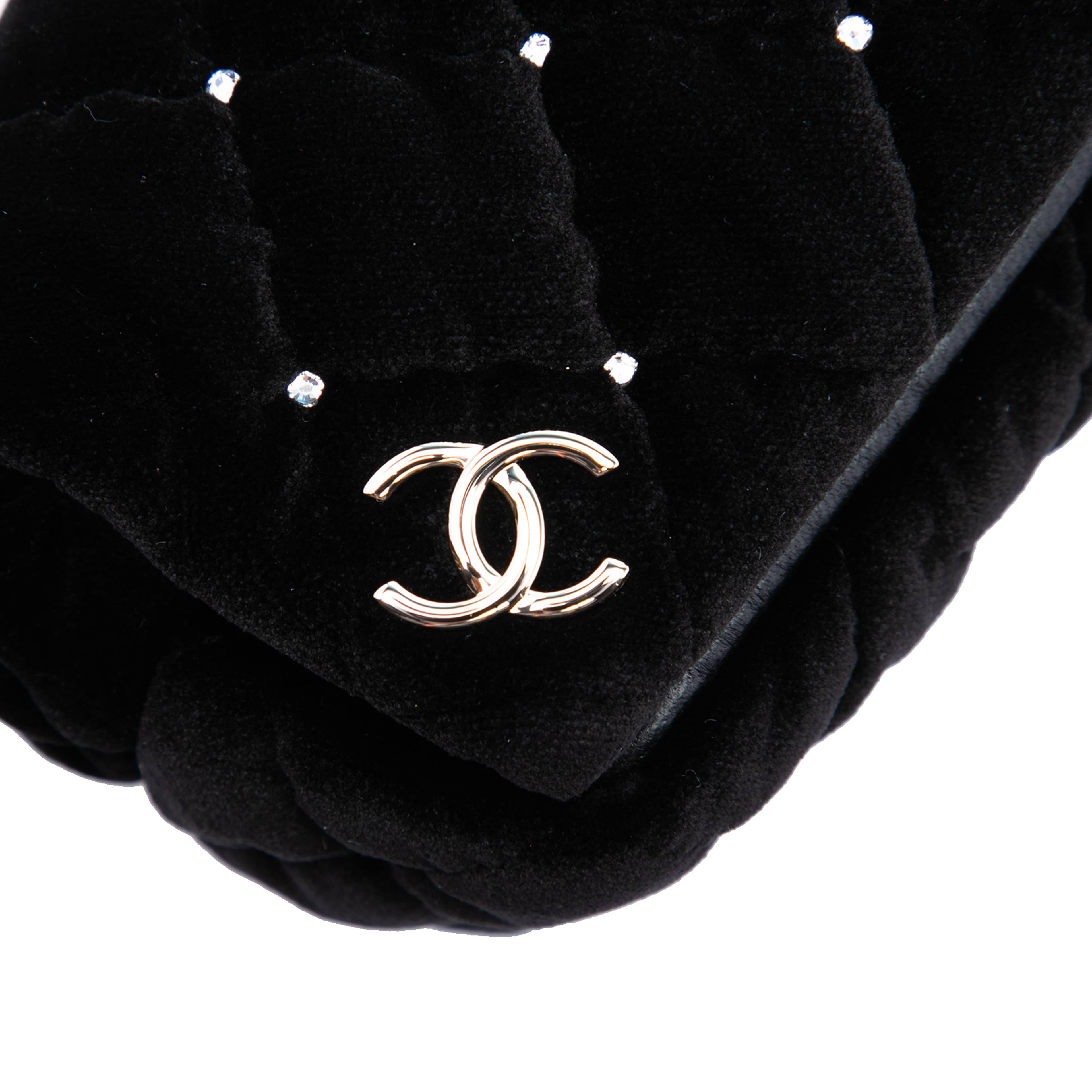 Chanel Cc Quilted Velvet Crystal Wristlet Clutch, från Luxclusif, i färgen svart. Klicka för att öppna bilden i stort format
