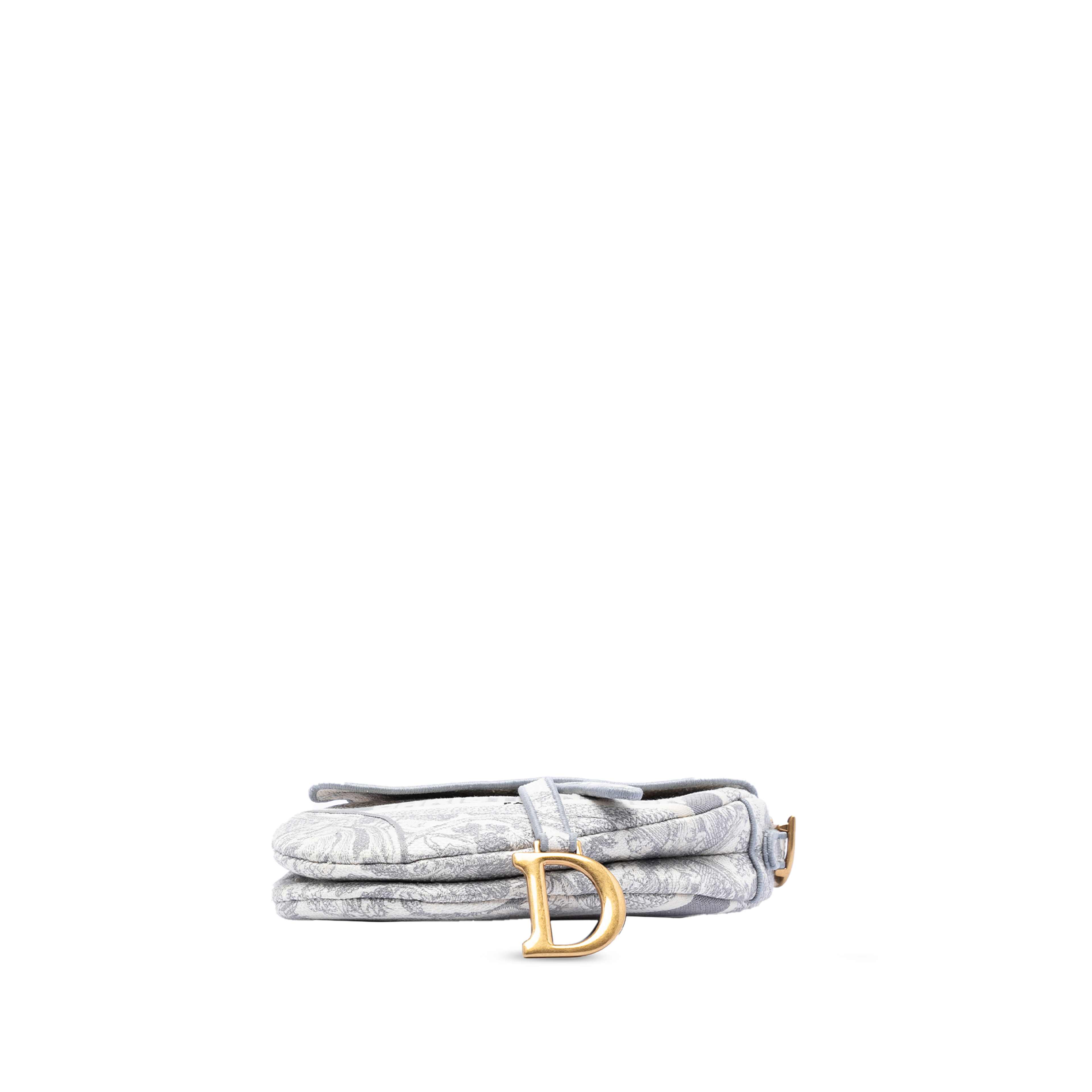 Dior Canvas Embroidered Toile De Jouy Saddle Bag, från Luxclusif, i färgen gray. Klicka för att öppna bilden i stort format