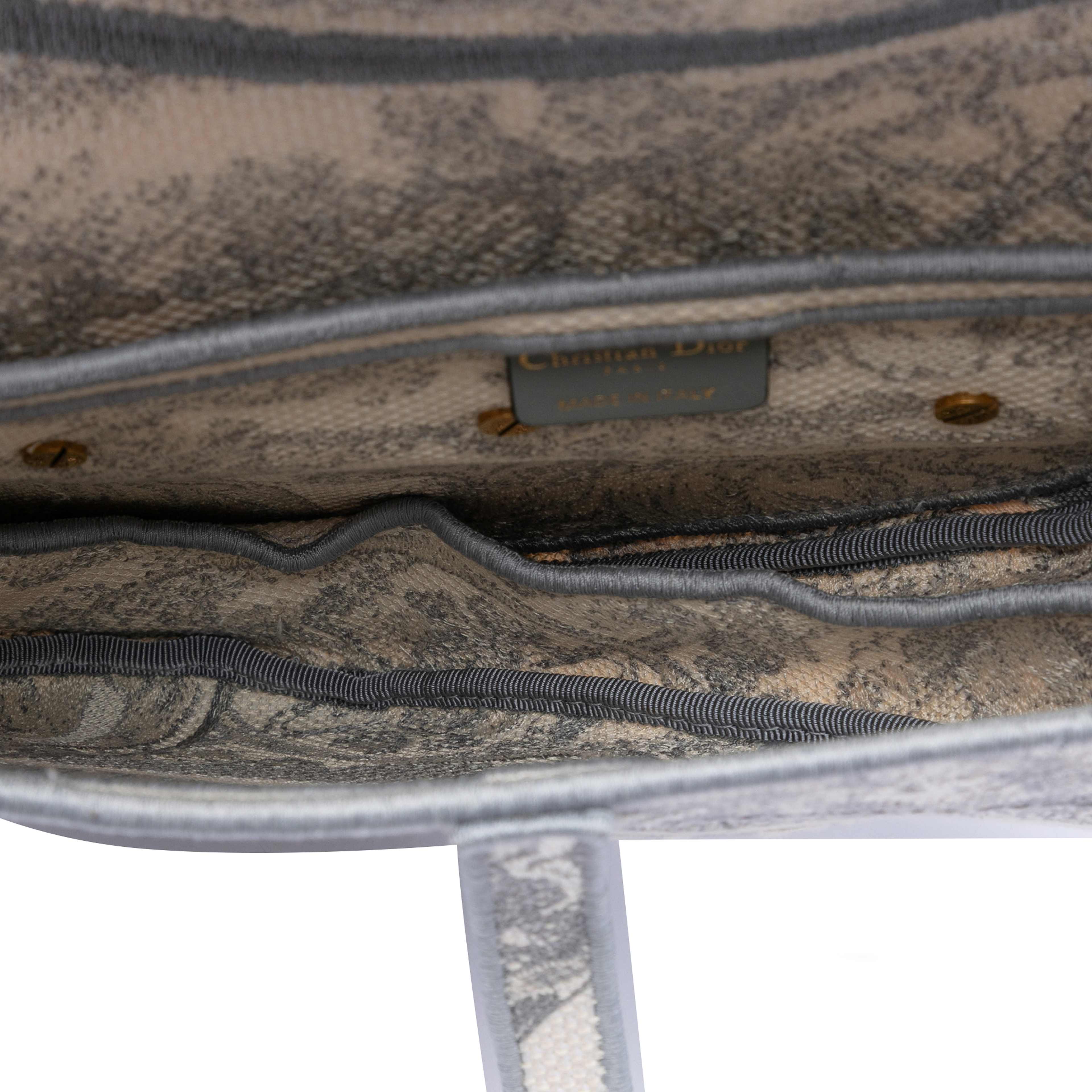 Dior Canvas Embroidered Toile De Jouy Saddle Bag, från Luxclusif, i färgen gray. Klicka för att öppna bilden i stort format