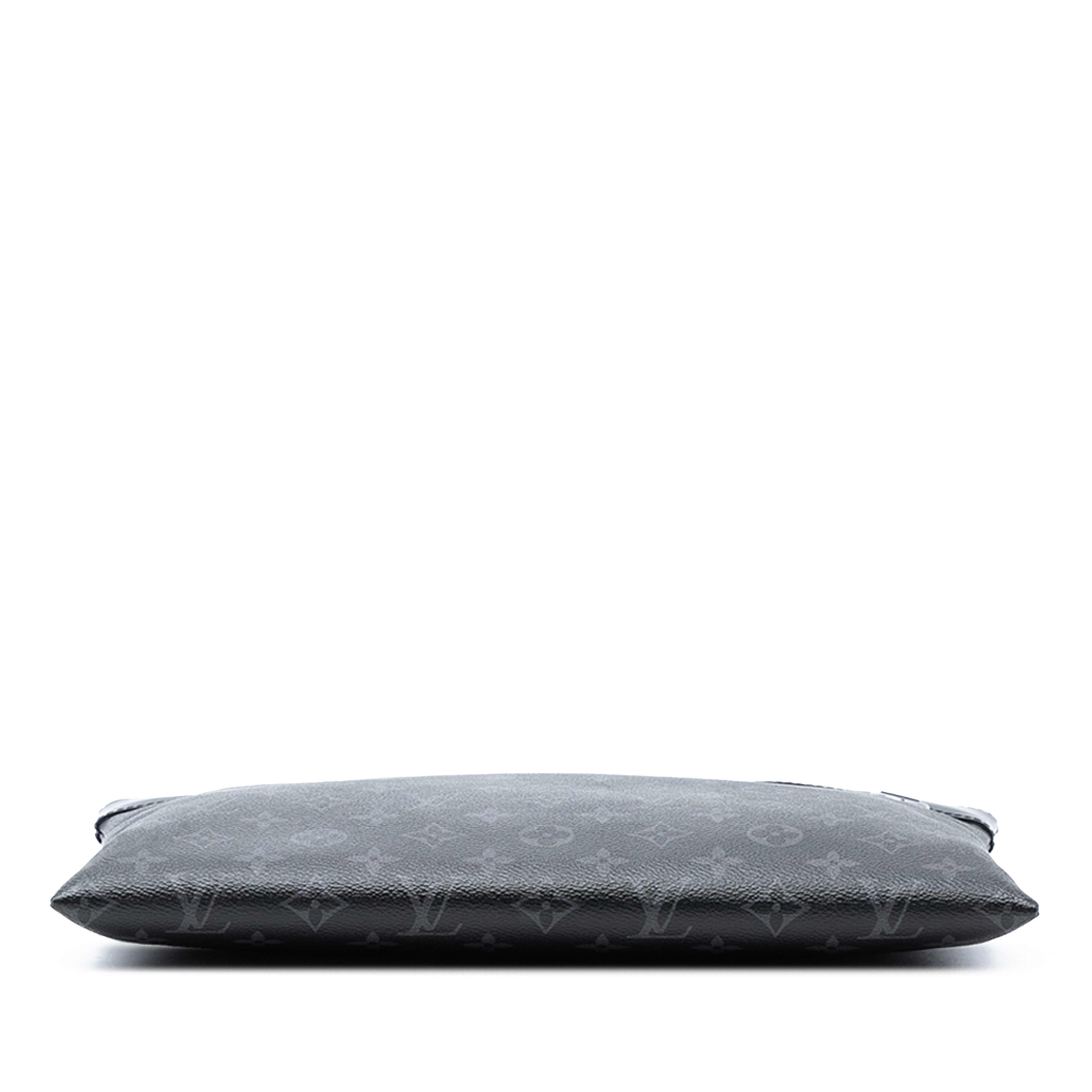 Louis Vuitton Monogram Eclipse Discovery Pochette Gm, från Luxclusif, i färgen black. Klicka för att öppna bilden i stort format