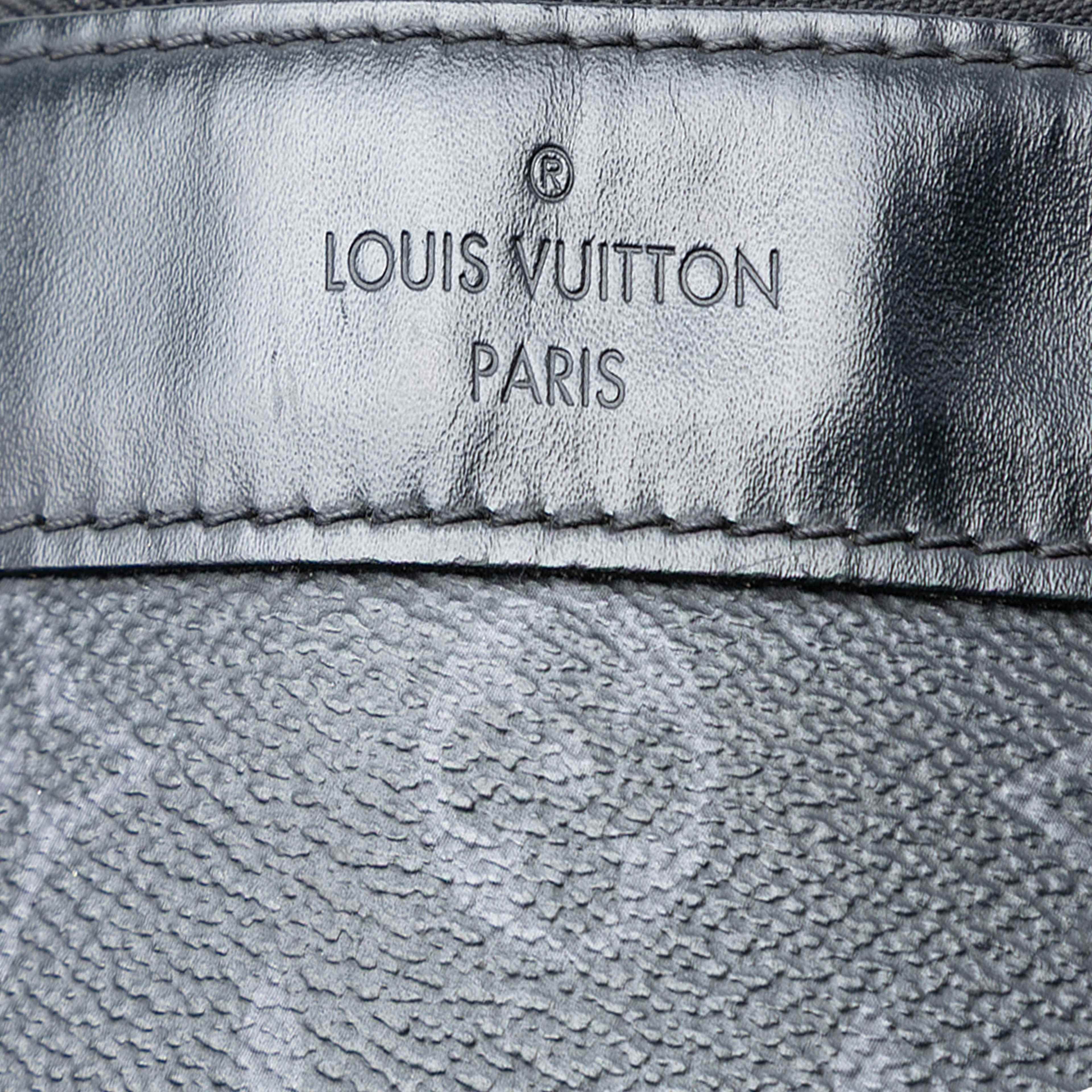 Louis Vuitton Monogram Eclipse Discovery Pochette Gm, från Luxclusif, i färgen black. Klicka för att öppna bilden i stort format