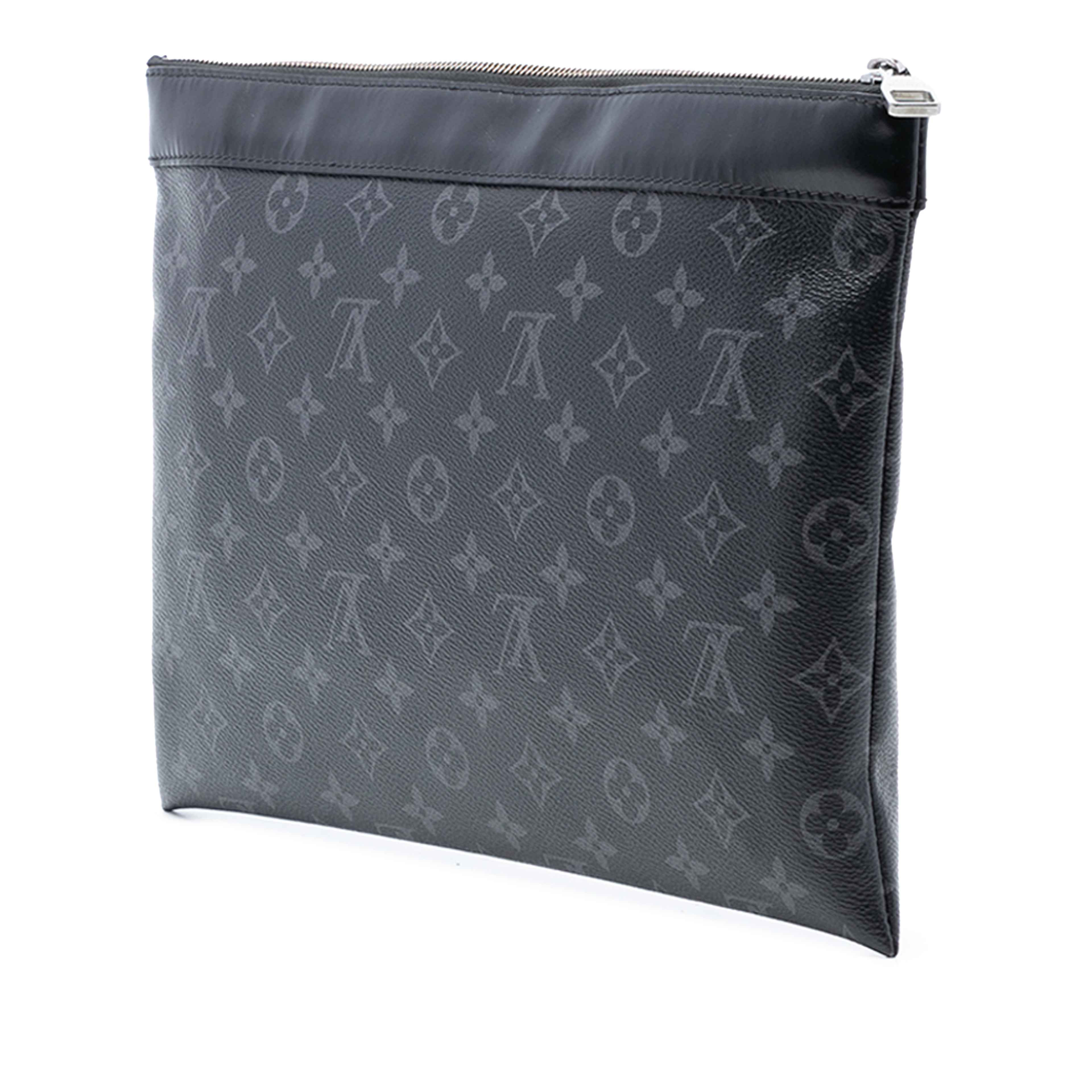 Louis Vuitton Monogram Eclipse Discovery Pochette Gm, från Luxclusif, i färgen svart. Klicka för att öppna bilden i stort format