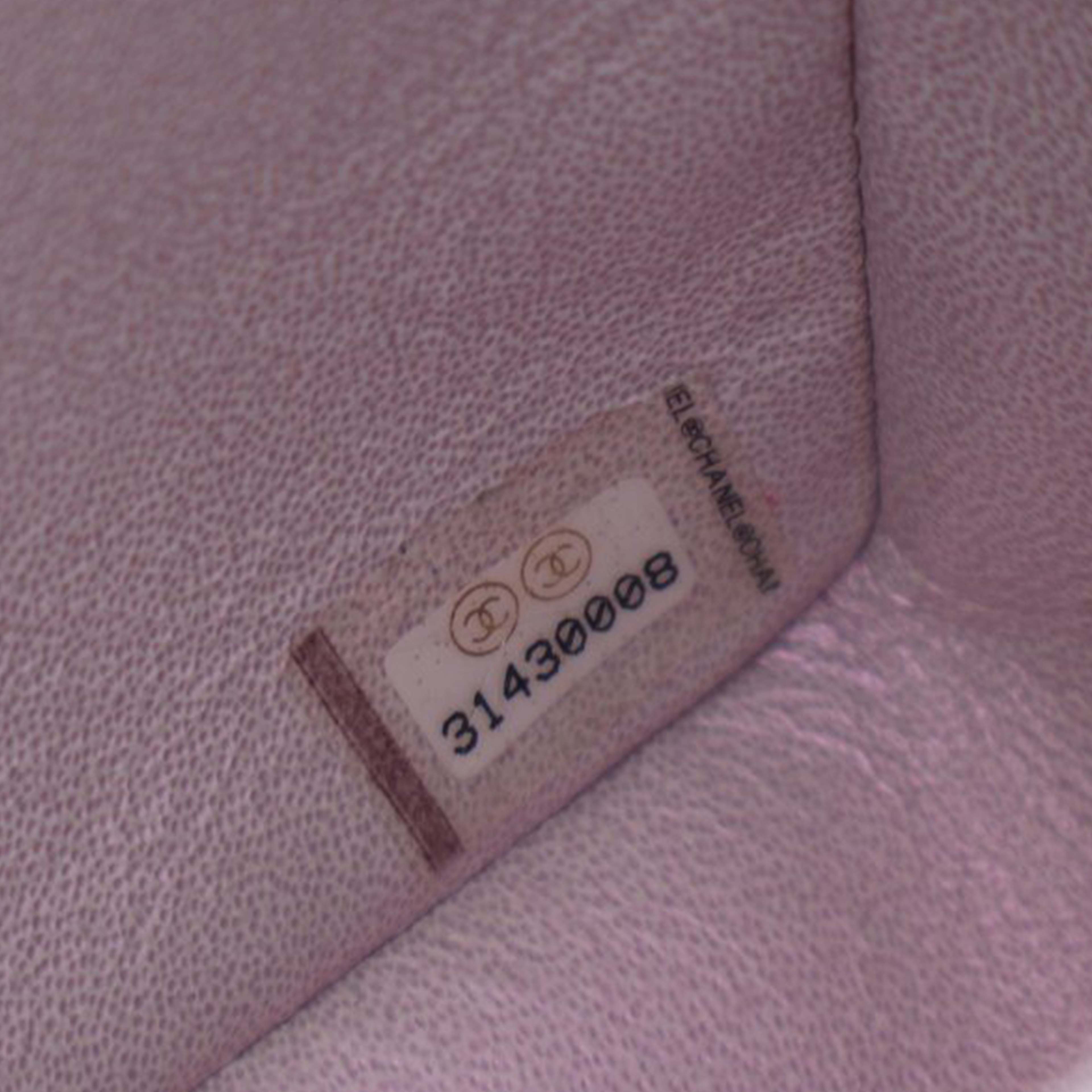 Chanel Mini Rectangular Quilted Iridescent Lambskin Top Handle Flap, från Luxclusif, i färgen white. Klicka för att öppna bilden i stort format