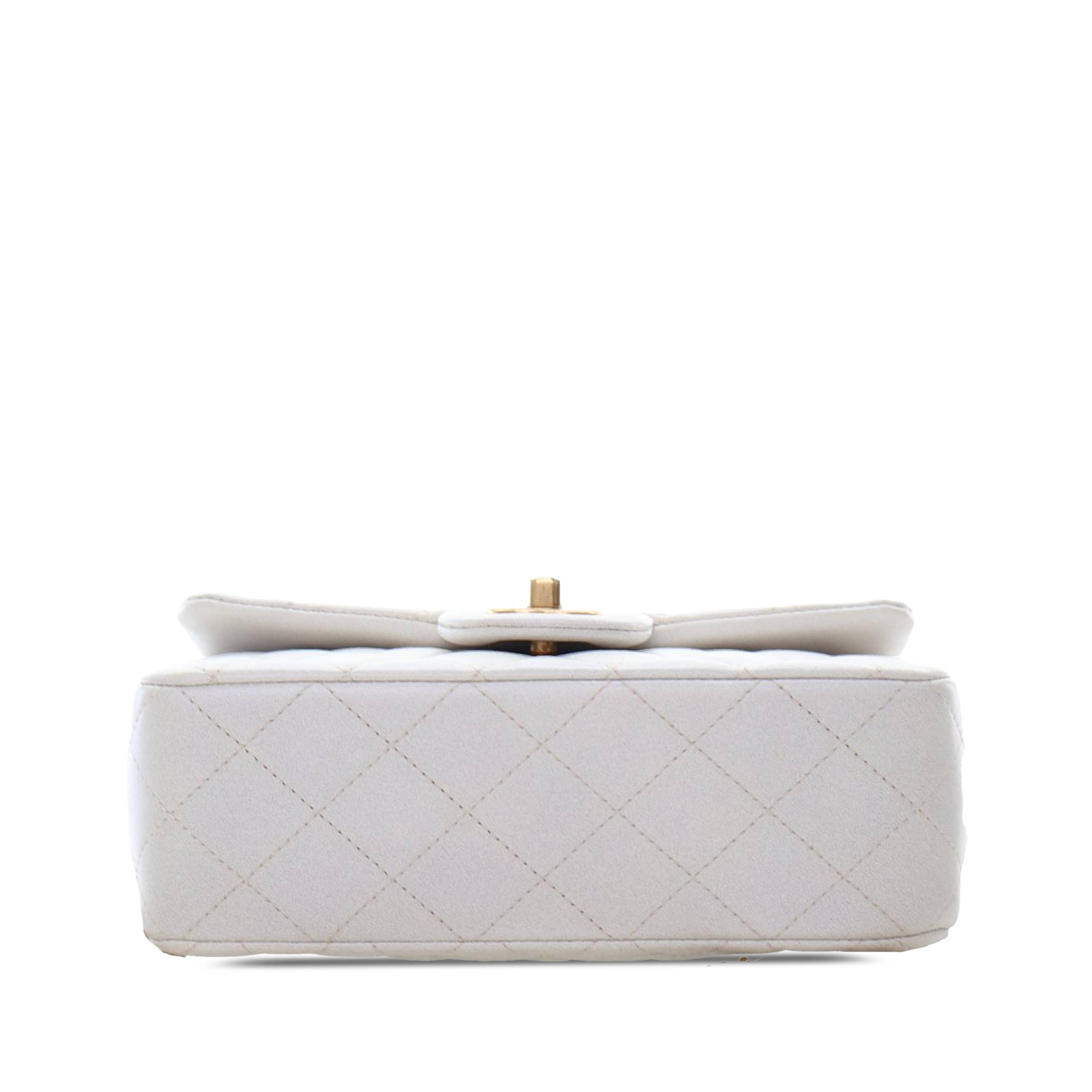 Chanel Mini Rectangular Quilted Iridescent Lambskin Top Handle Flap, från Luxclusif, i färgen white. Klicka för att öppna bilden i stort format