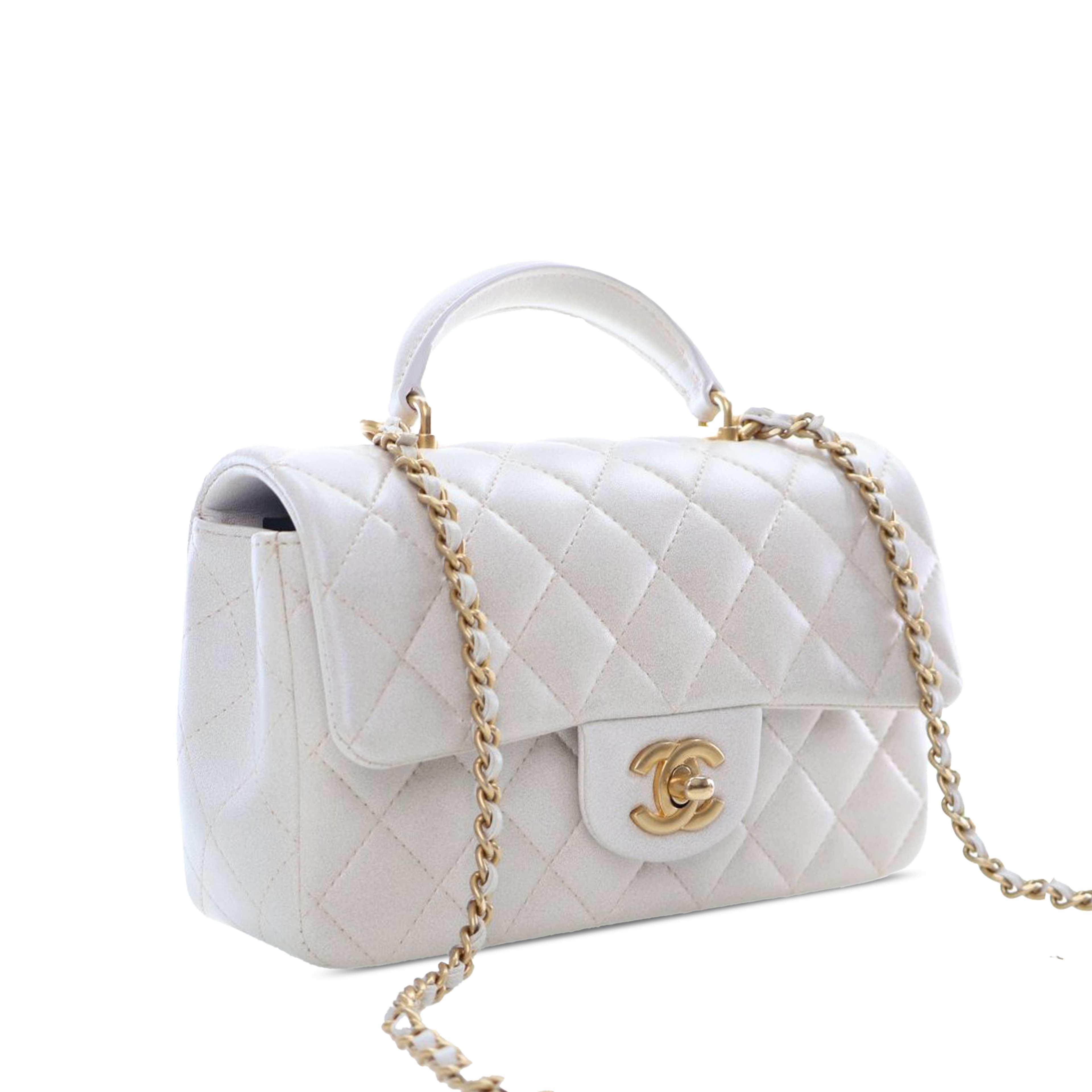 Chanel Mini Rectangular Quilted Iridescent Lambskin Top Handle Flap, från Luxclusif, i färgen white. Klicka för att öppna bilden i stort format