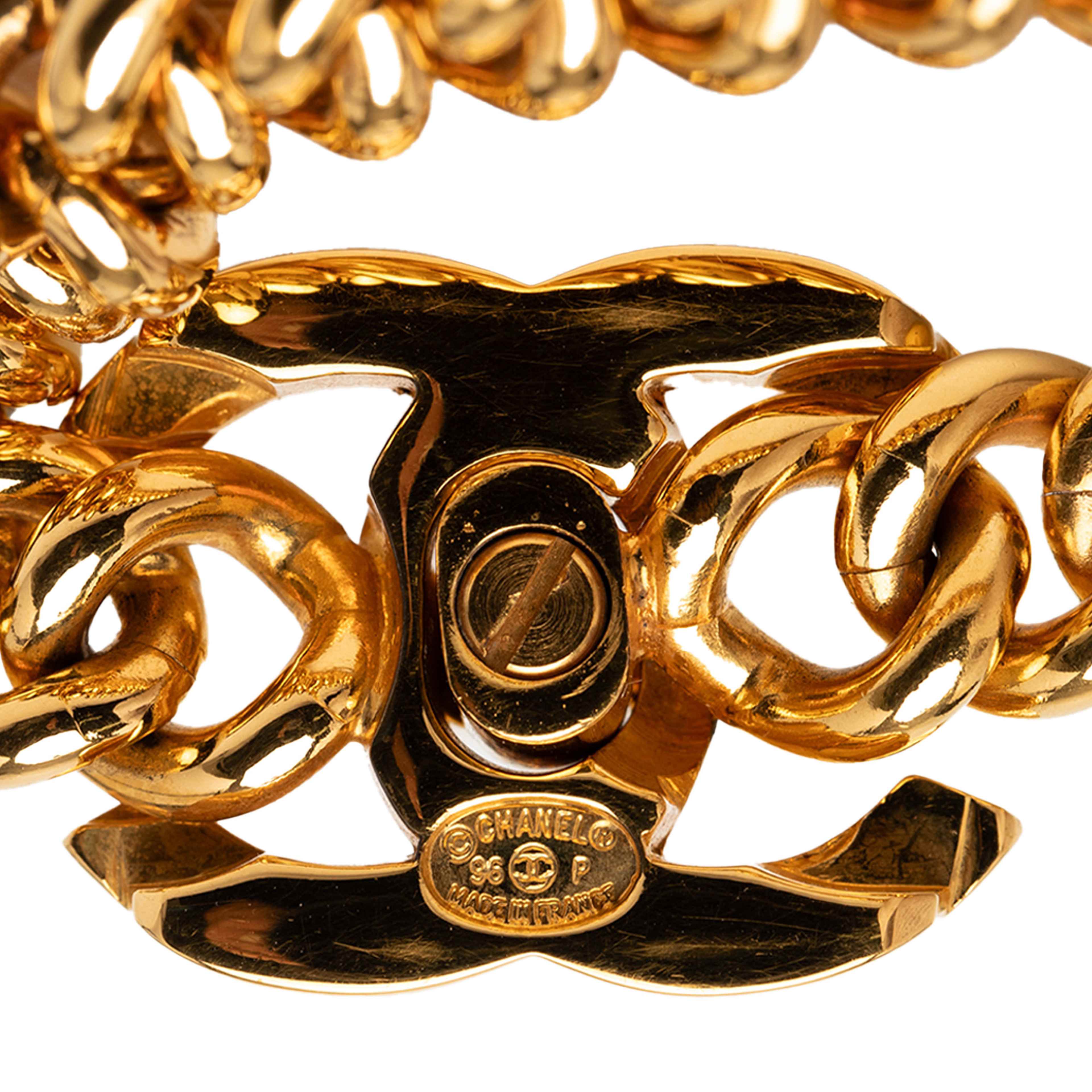 Chanel Gold Plated Cc Turnlock Chain Bracelet, från Luxclusif, i färgen gold. Klicka för att öppna bilden i stort format