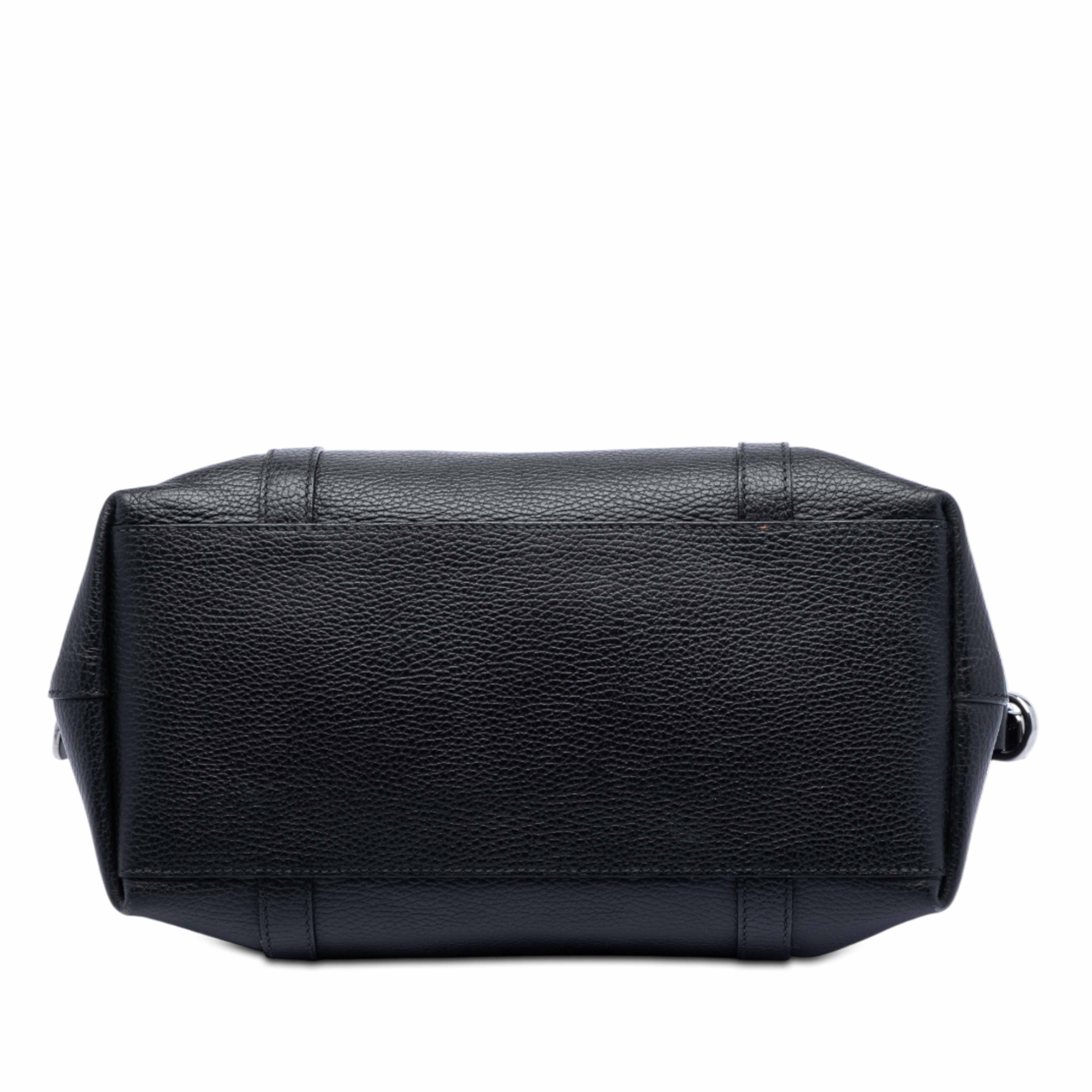 Gucci Leather Gg Charm Dome Satchel, från Luxclusif, i färgen black. Klicka för att öppna bilden i stort format