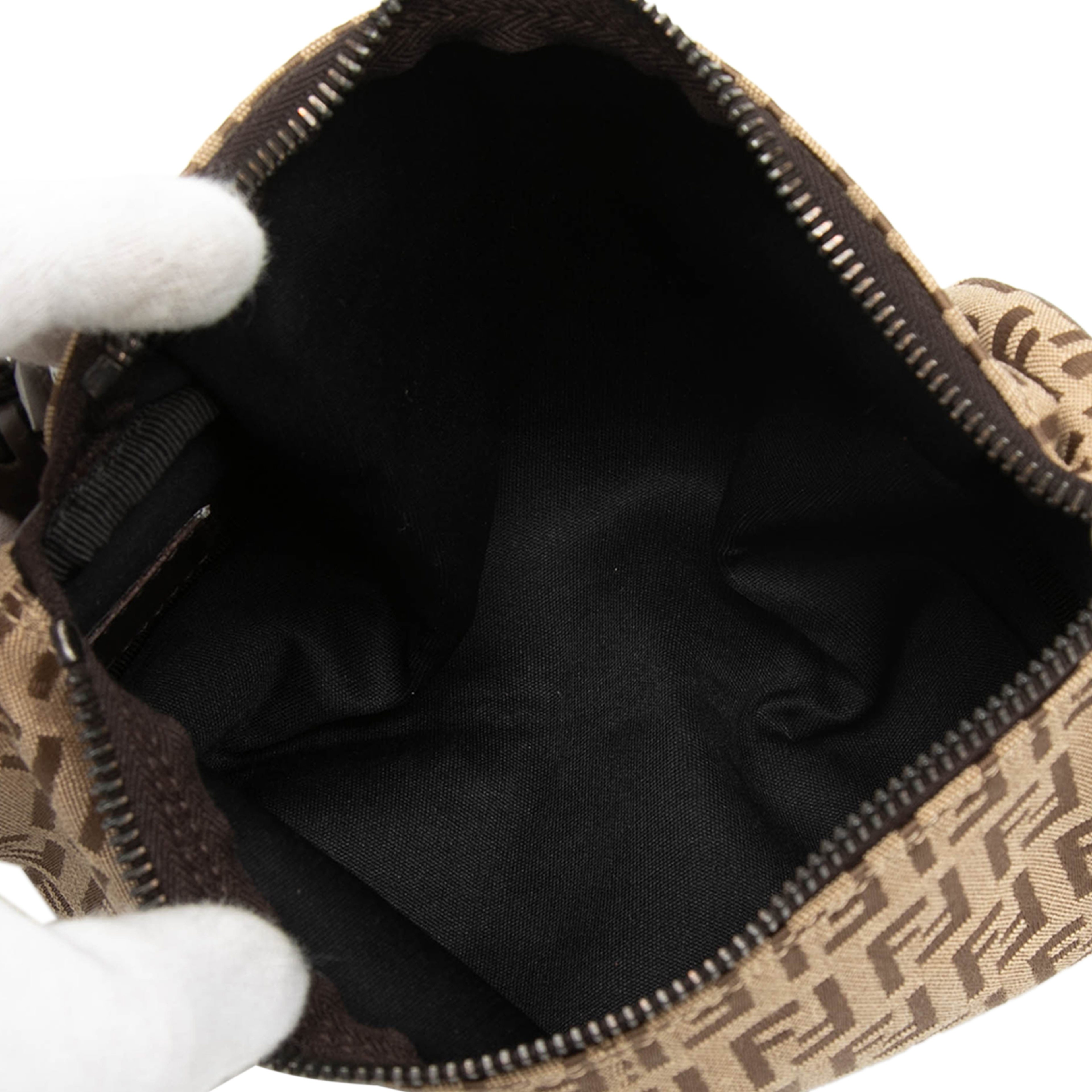 Fendi Zucchino Canvas Barrel Pochette, från Luxclusif, i färgen light brown. Klicka för att öppna bilden i stort format