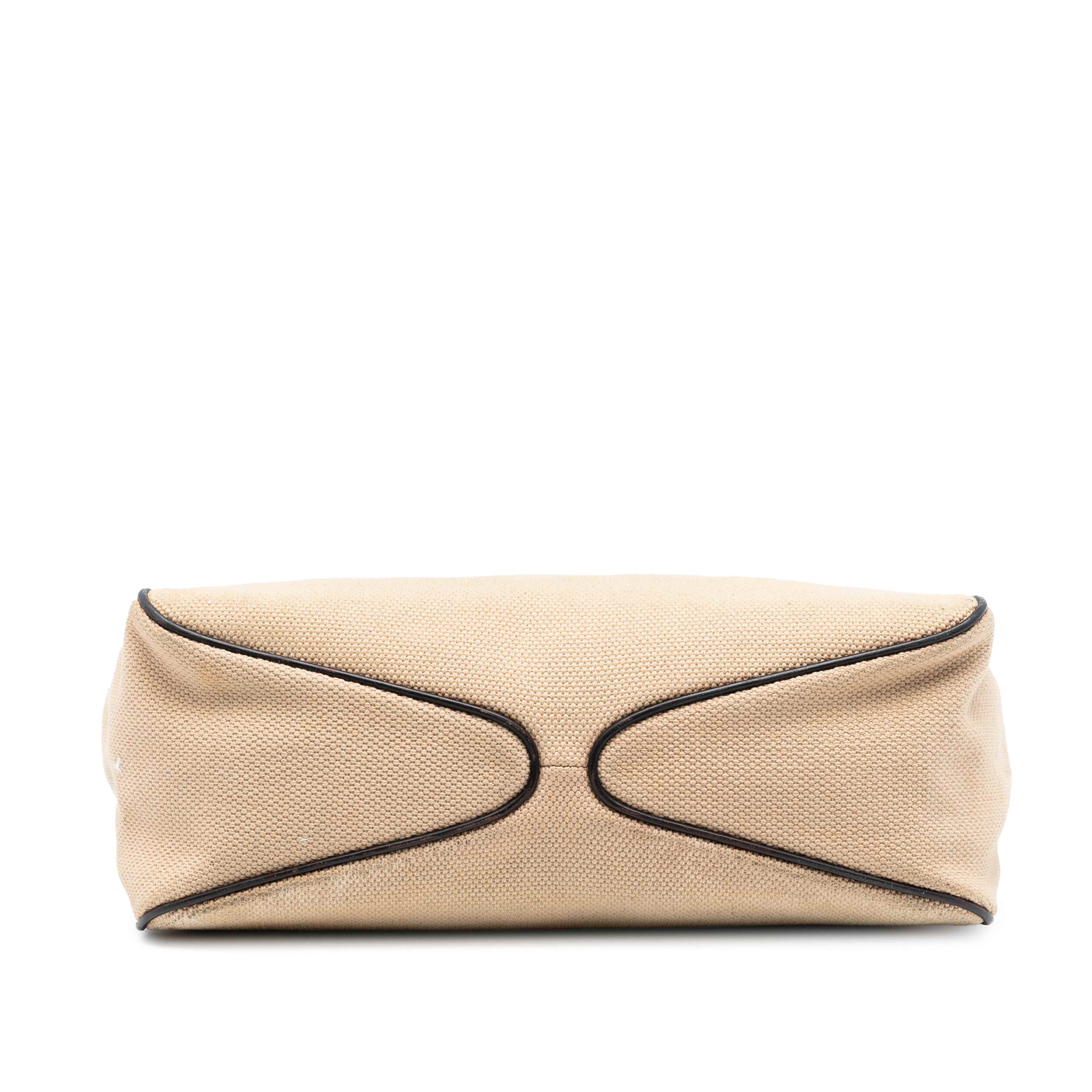 Gucci Canvas Shoulder Bag, från Luxclusif, i färgen beige. Klicka för att öppna bilden i stort format