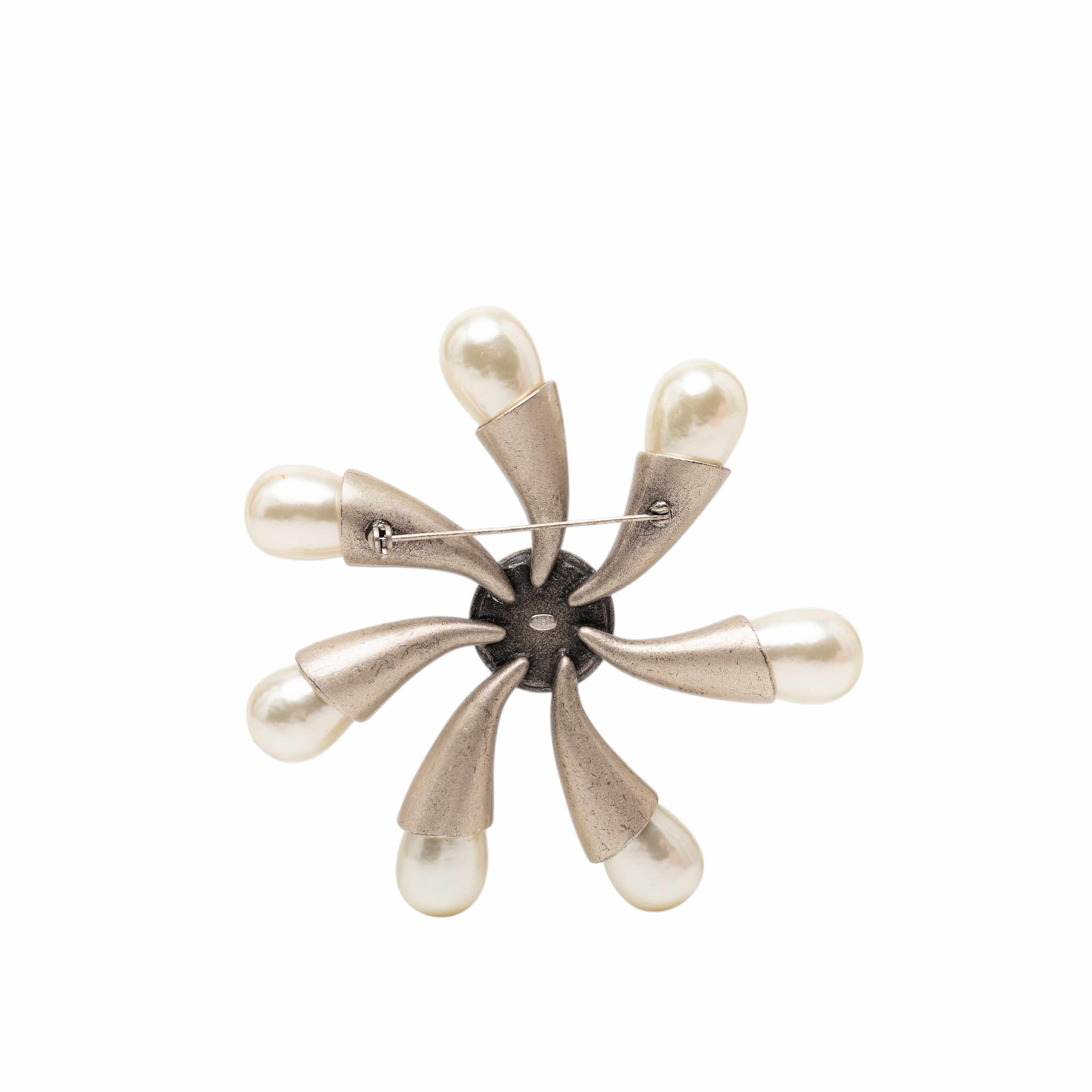 Chanel Gold Plated Faux Pearl Flower Brooch, från Luxclusif, i färgen light gold. Klicka för att öppna bilden i stort format