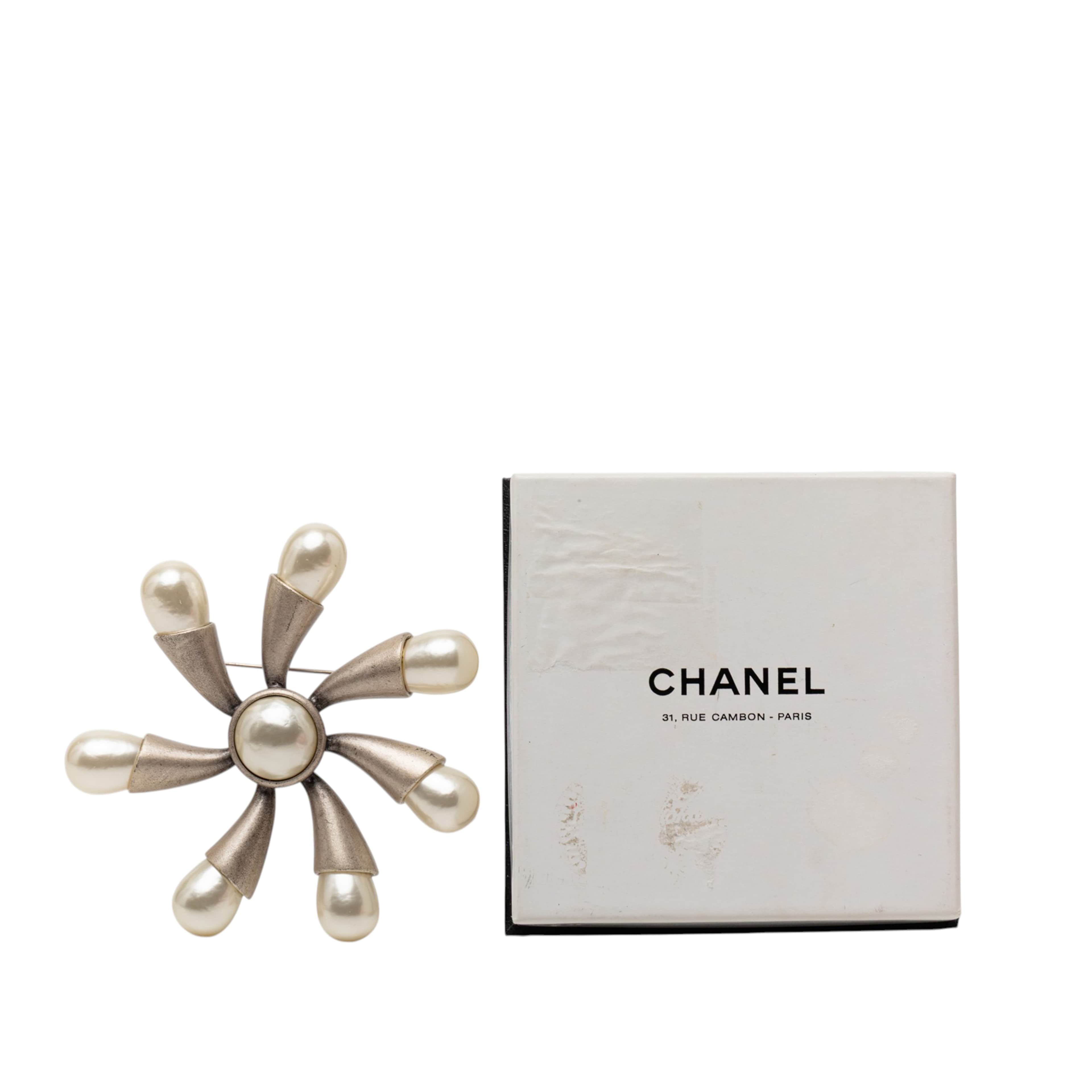 Chanel Gold Plated Faux Pearl Flower Brooch, från Luxclusif, i färgen light gold. Klicka för att öppna bilden i stort format