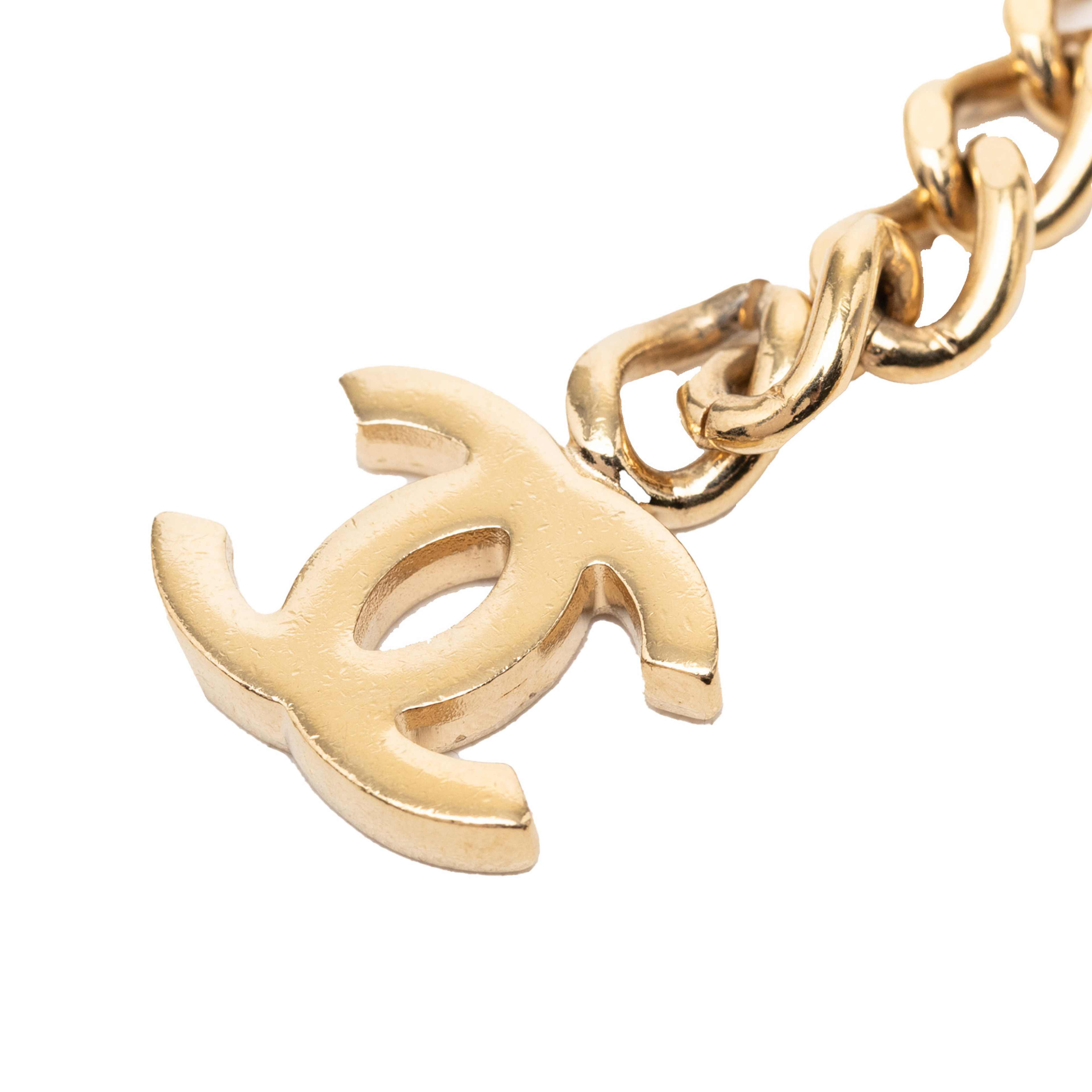 Chanel Gold Plated Strass Coco Double Chain Belt, från Luxclusif, i färgen gold. Klicka för att öppna bilden i stort format