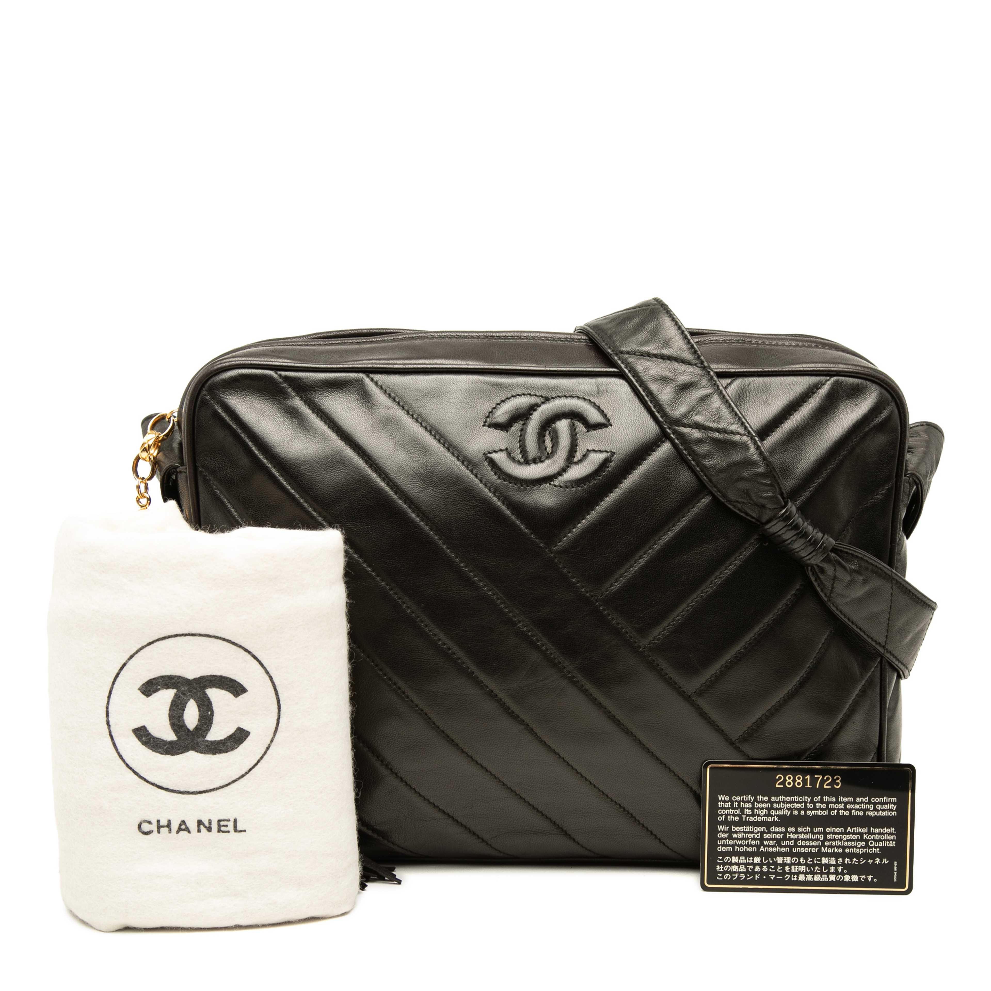Chanel Cc Chevron Lambskin Tassel Crossbody, från Luxclusif, i färgen svart. Klicka för att öppna bilden i stort format