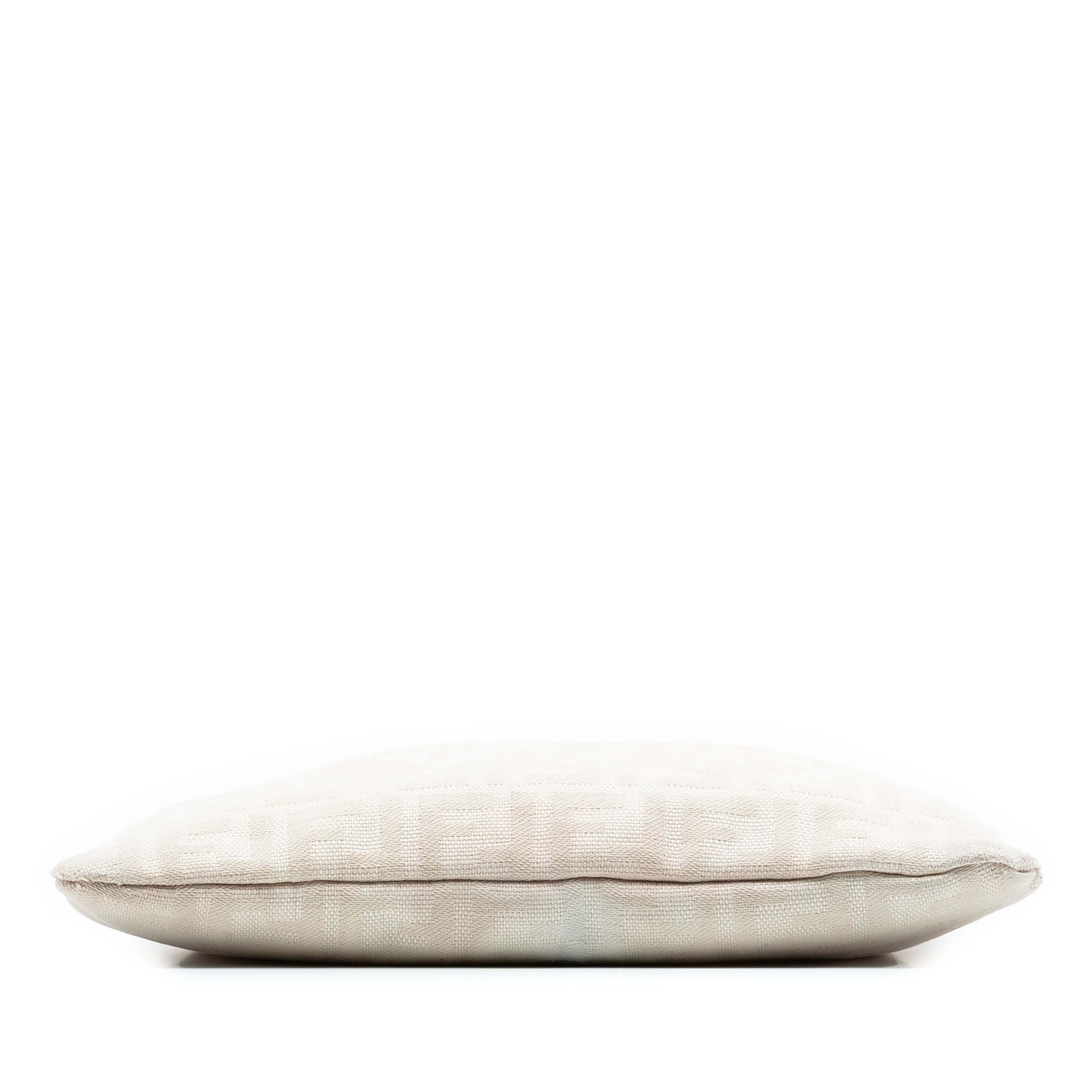 Fendi Zucca Canvas Tote, från Luxclusif, i färgen light beige. Klicka för att öppna bilden i stort format