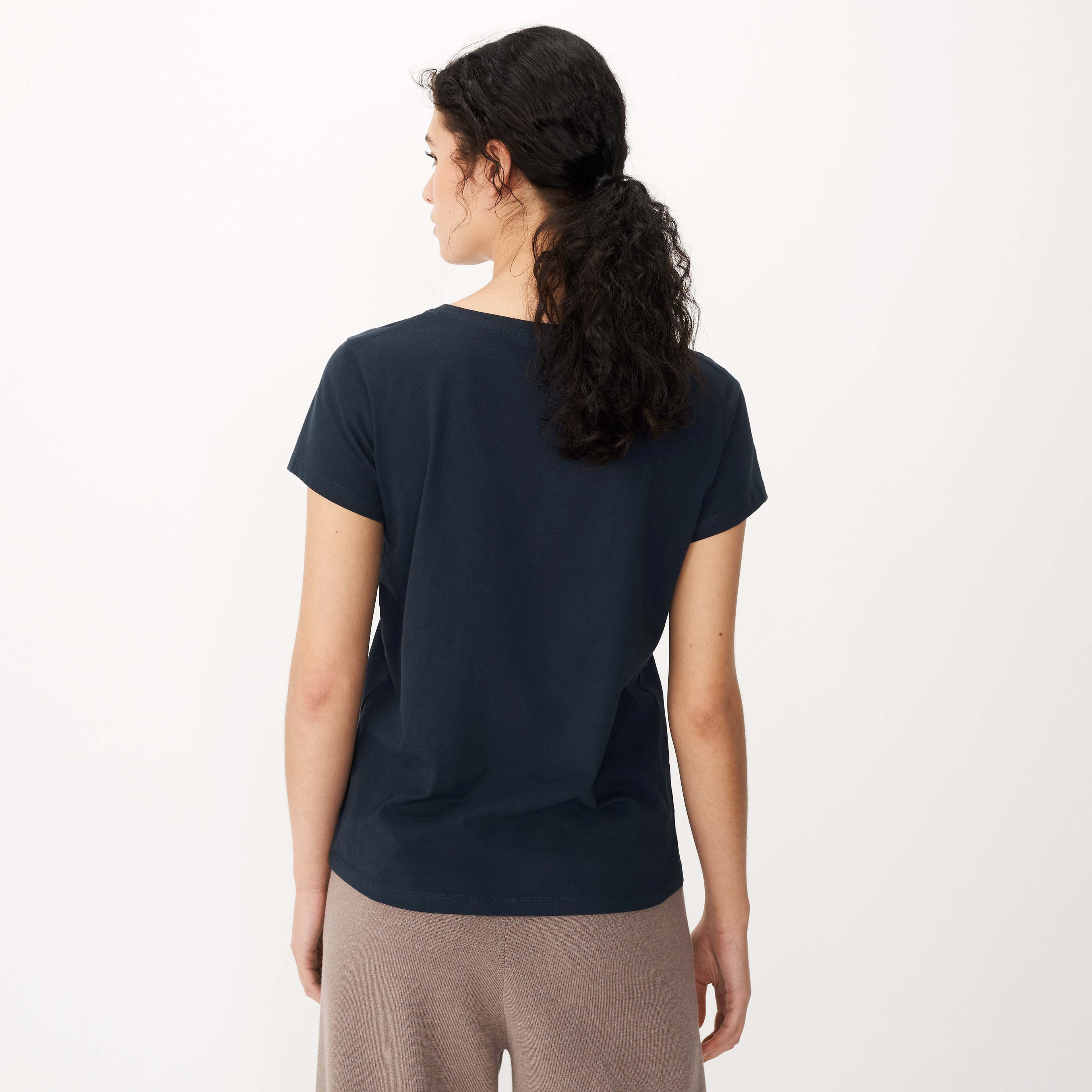 T-shirt ANNA, från Å WOMAN, i färgen Salute. Klicka för att öppna bilden i stort format