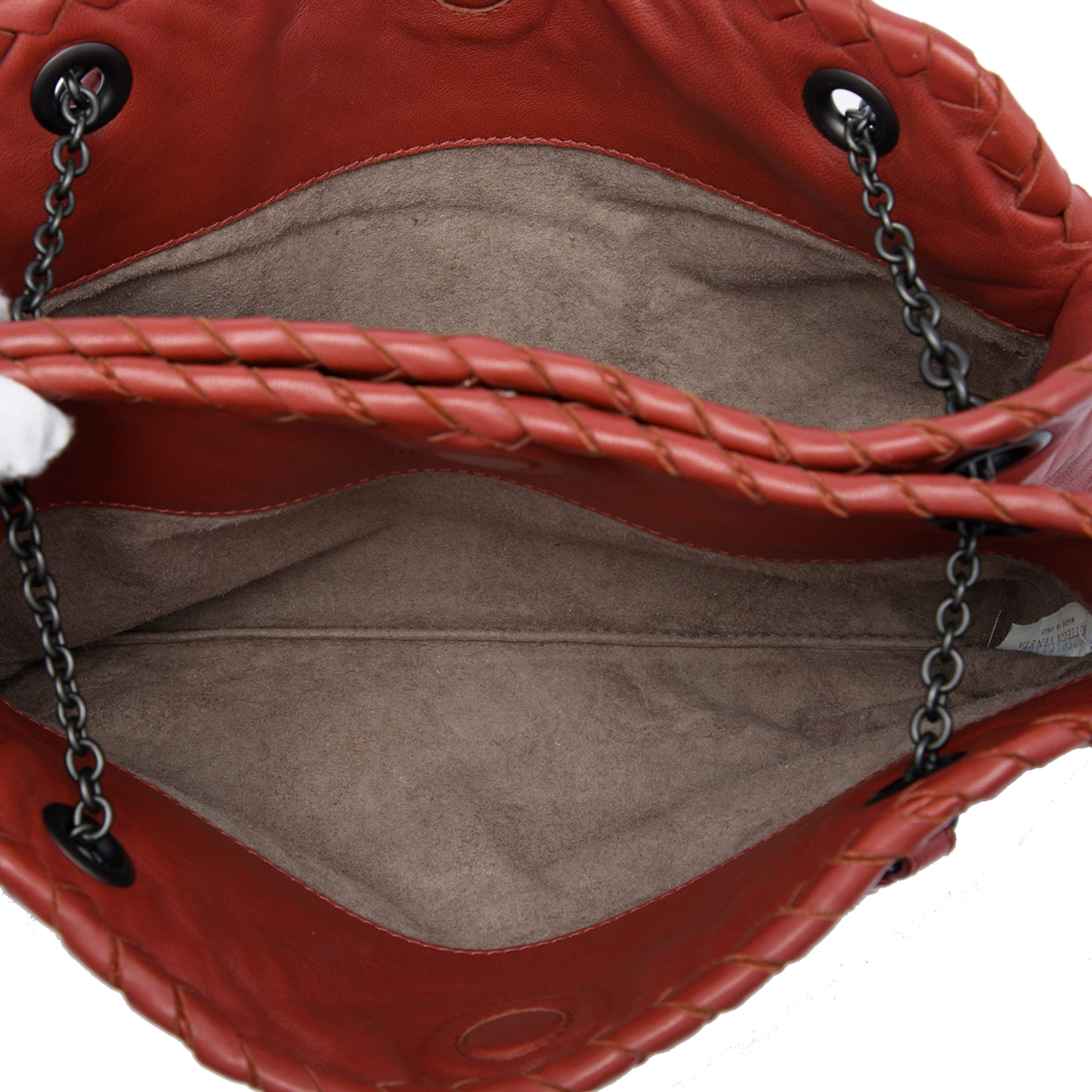 Bottega Veneta Nappa Intrecciato Duo Shoulder Bag, från Luxclusif, i färgen röd. Klicka för att öppna bilden i stort format