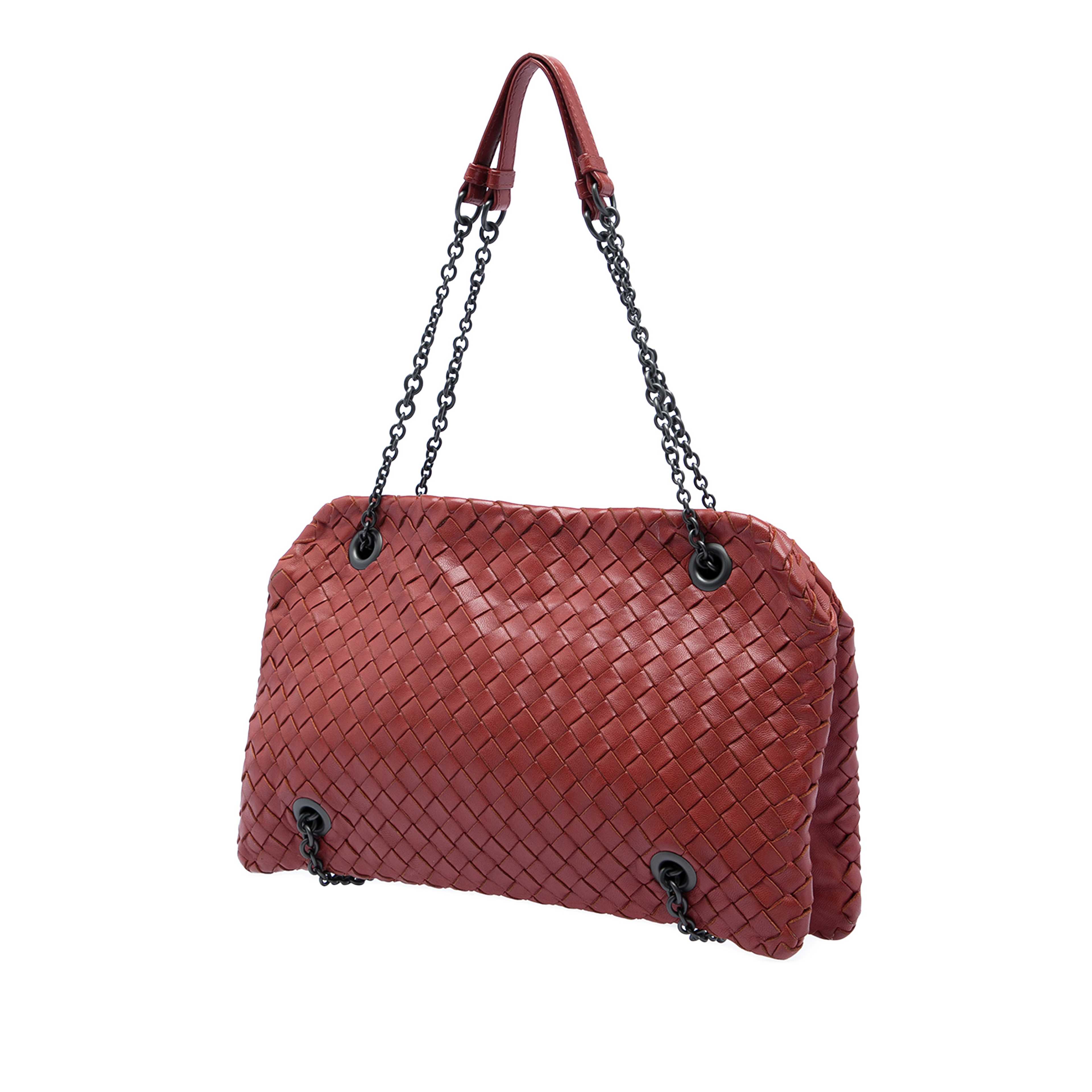 Bottega Veneta Nappa Intrecciato Duo Shoulder Bag, från Luxclusif, i färgen röd. Klicka för att öppna bilden i stort format