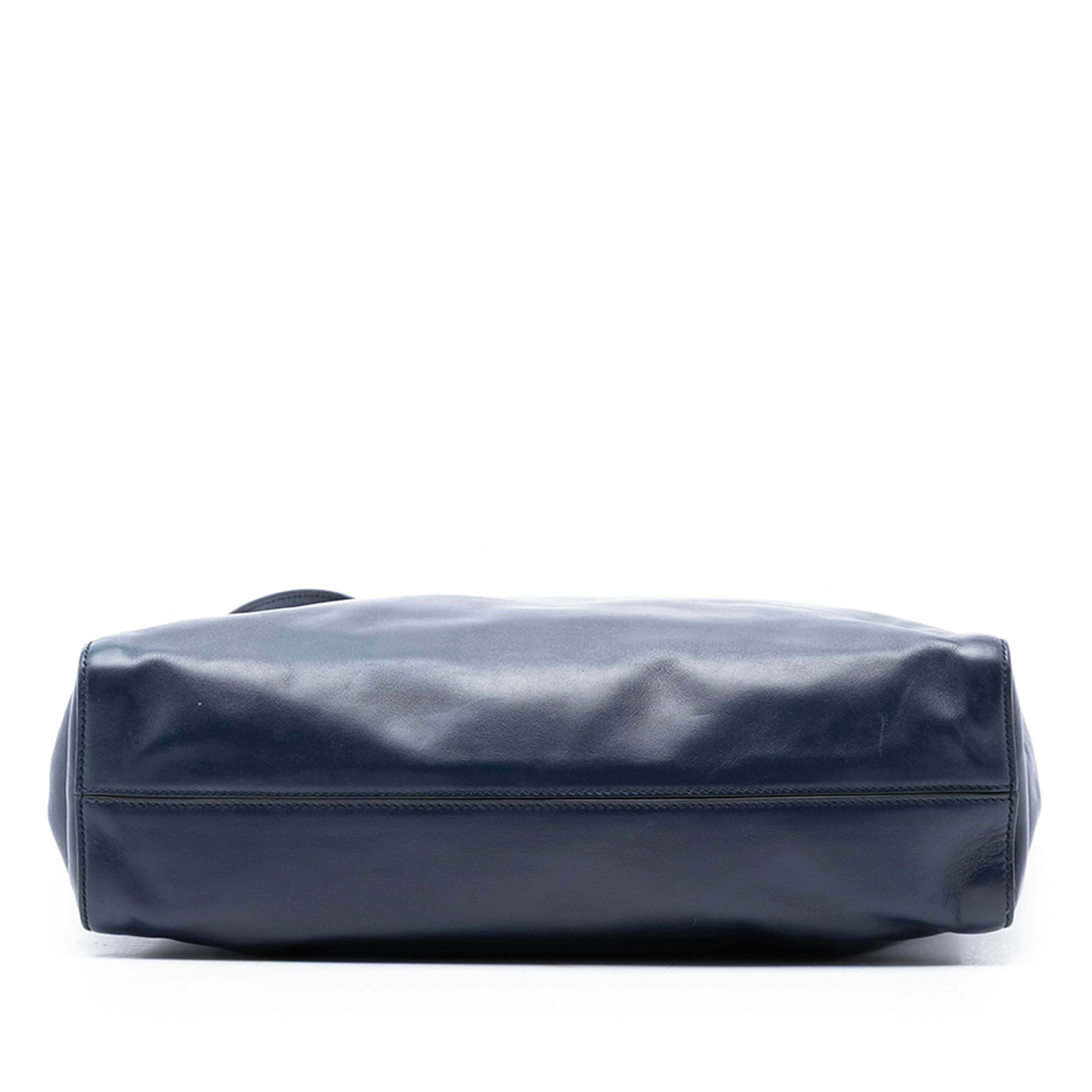 Prada Soft Calf Tote, från Luxclusif, i färgen navy. Klicka för att öppna bilden i stort format