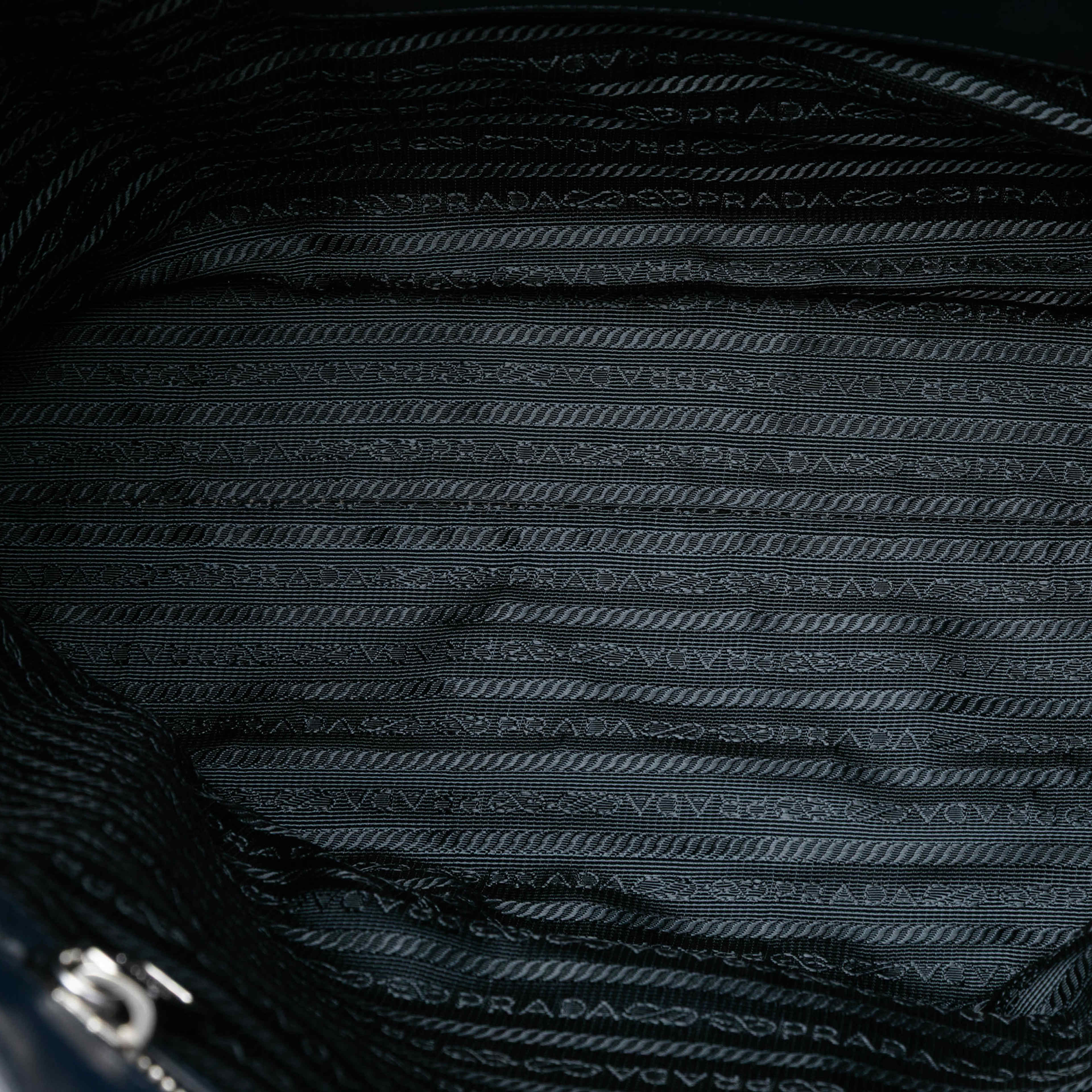 Prada Soft Calf Tote, från Luxclusif, i färgen navy. Klicka för att öppna bilden i stort format