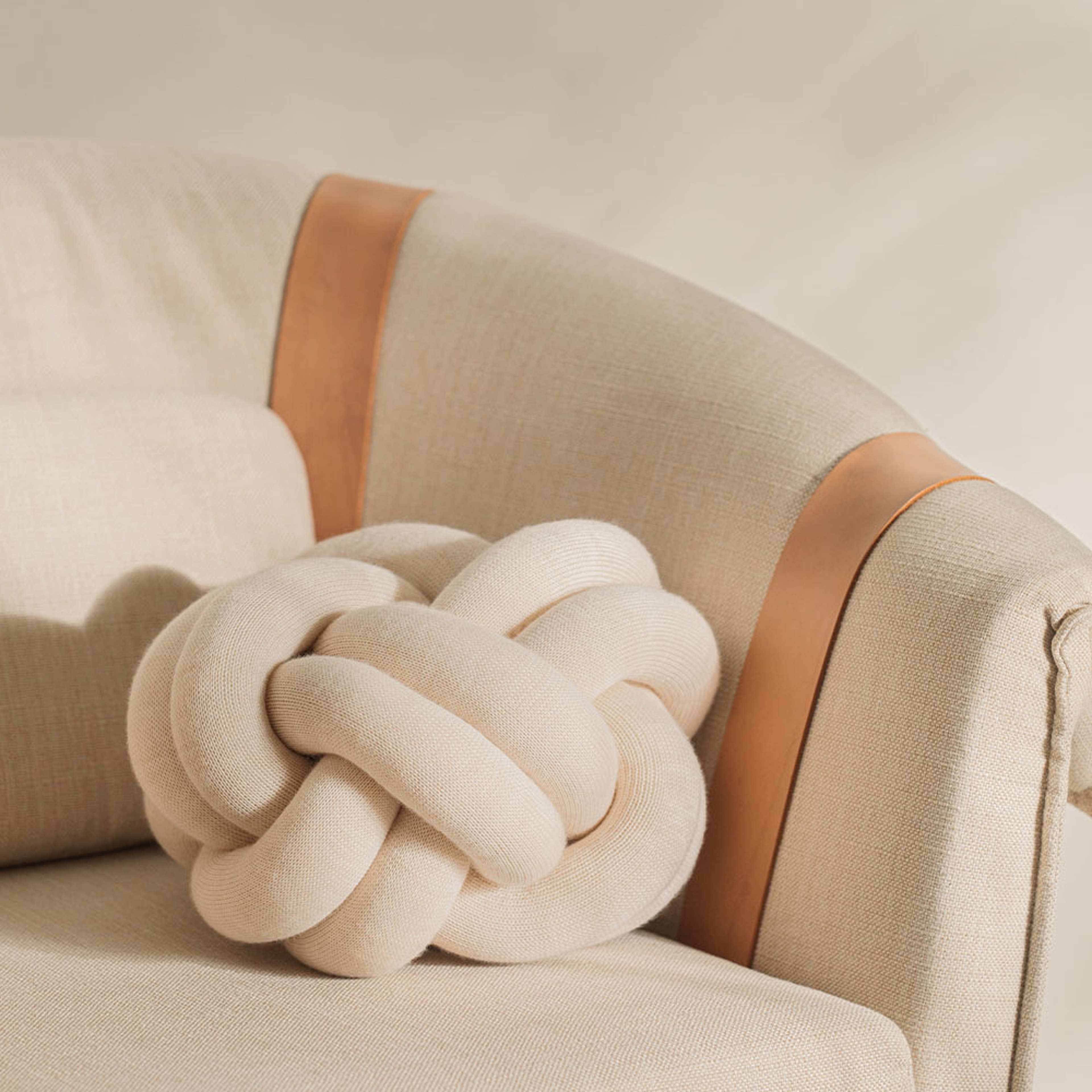 Knot Cushion, från Design House Stockholm, i färgen Cream. Klicka för att öppna bilden i stort format