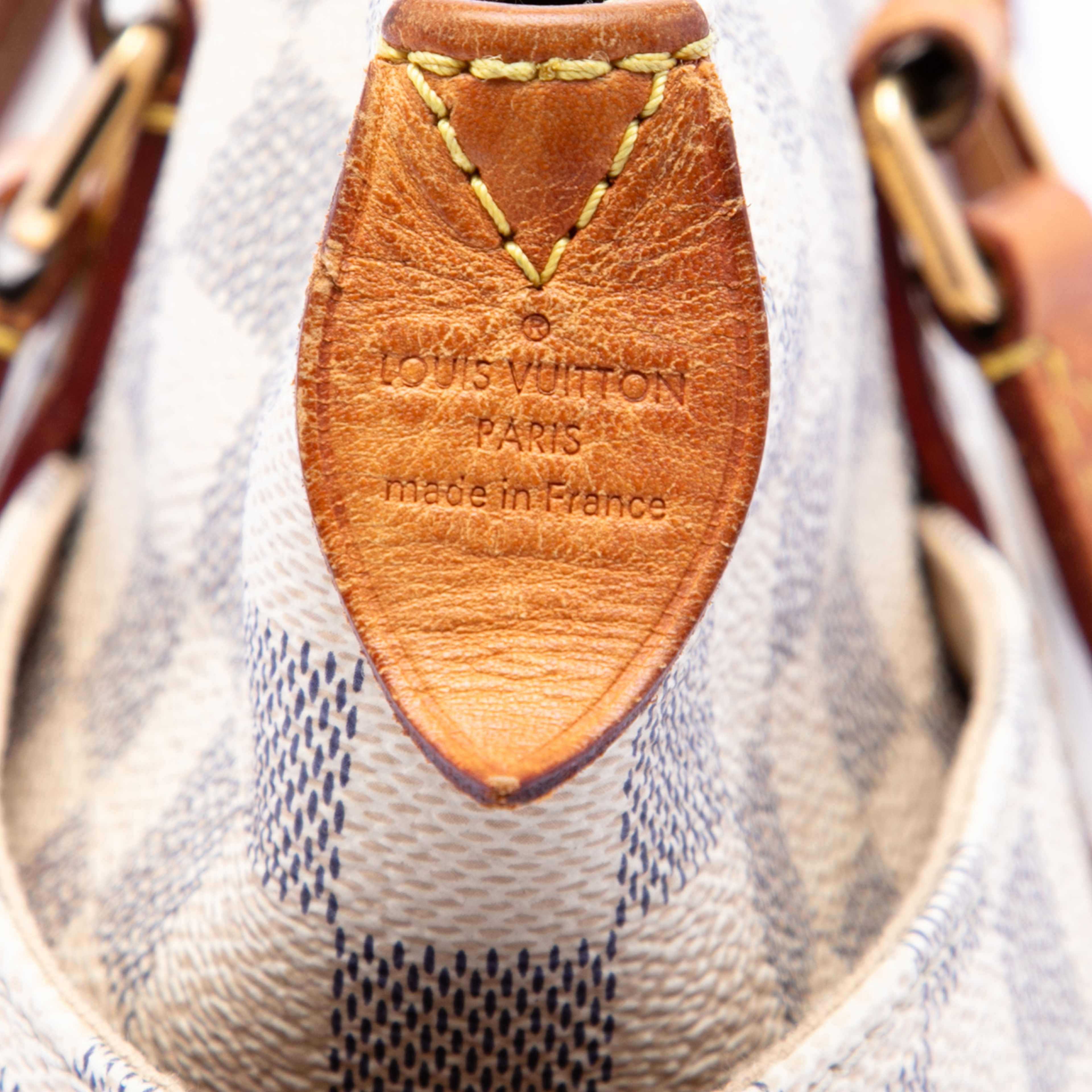 Louis Vuitton Damier Azur Totally Pm, från Luxclusif, i färgen vit. Klicka för att öppna bilden i stort format