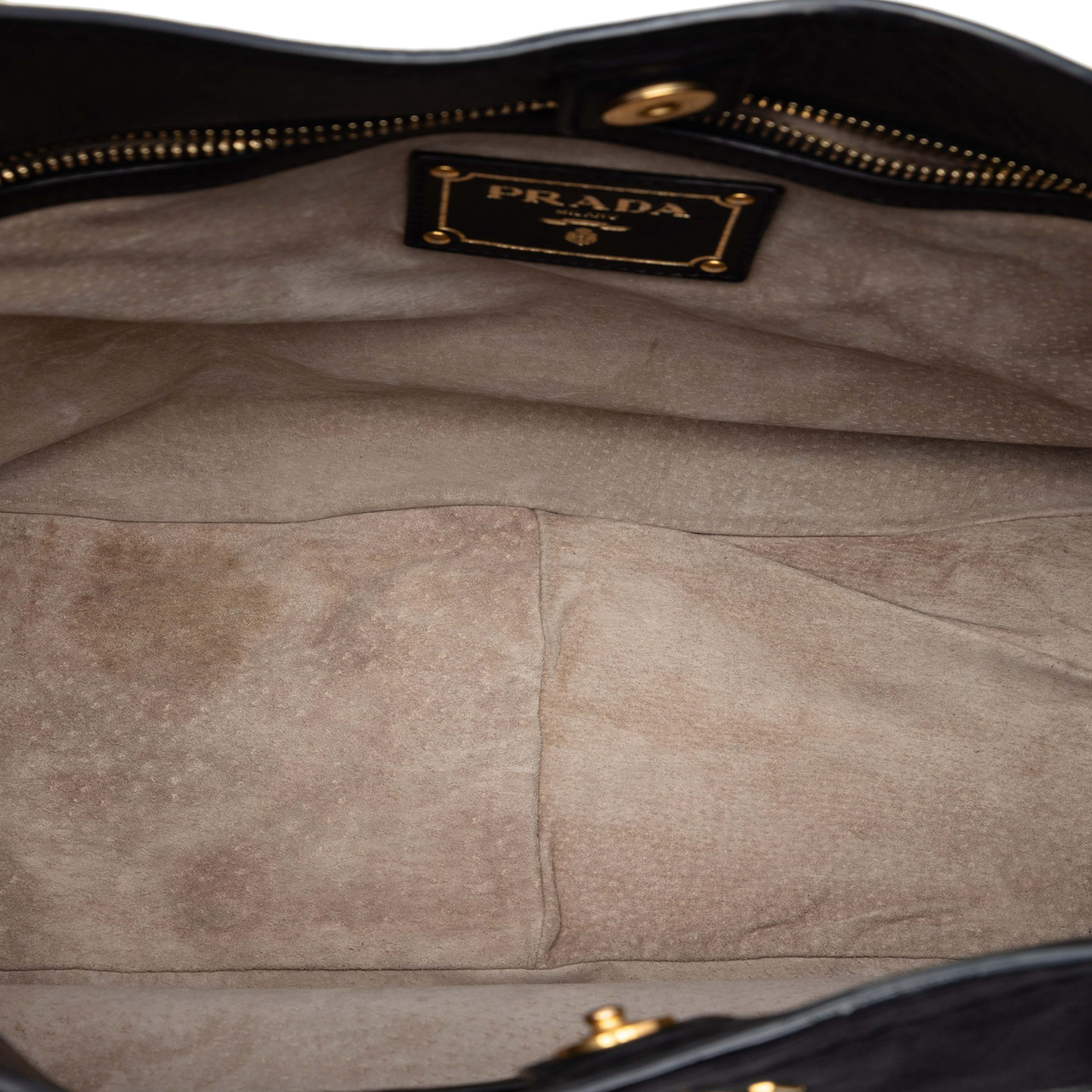 Prada Vitello Lux Shoulder Bag, från Luxclusif, i färgen black. Klicka för att öppna bilden i stort format