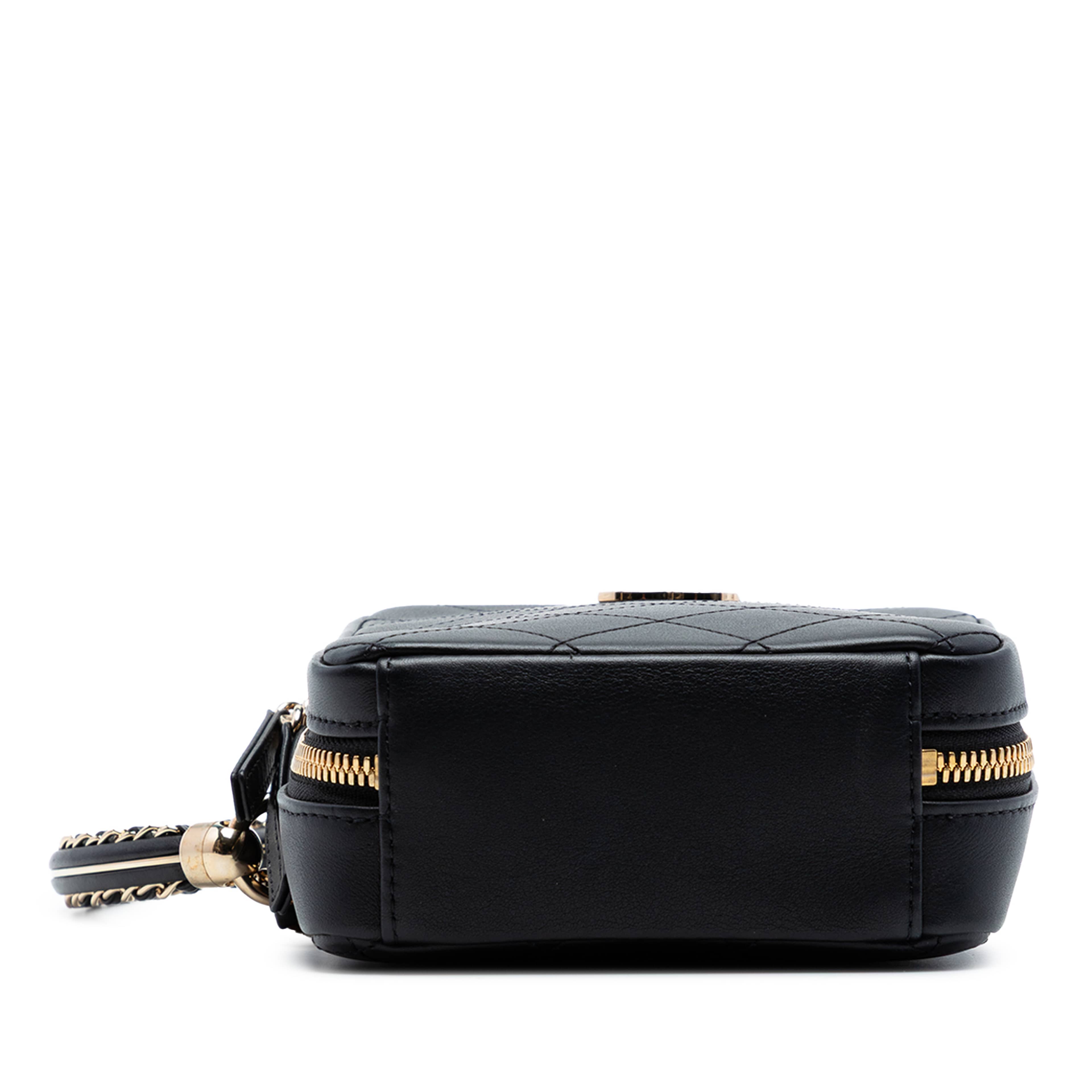 Chanel Calfskin Stitched Cup Of Tea Vanity Case, från Luxclusif, i färgen black. Klicka för att öppna bilden i stort format