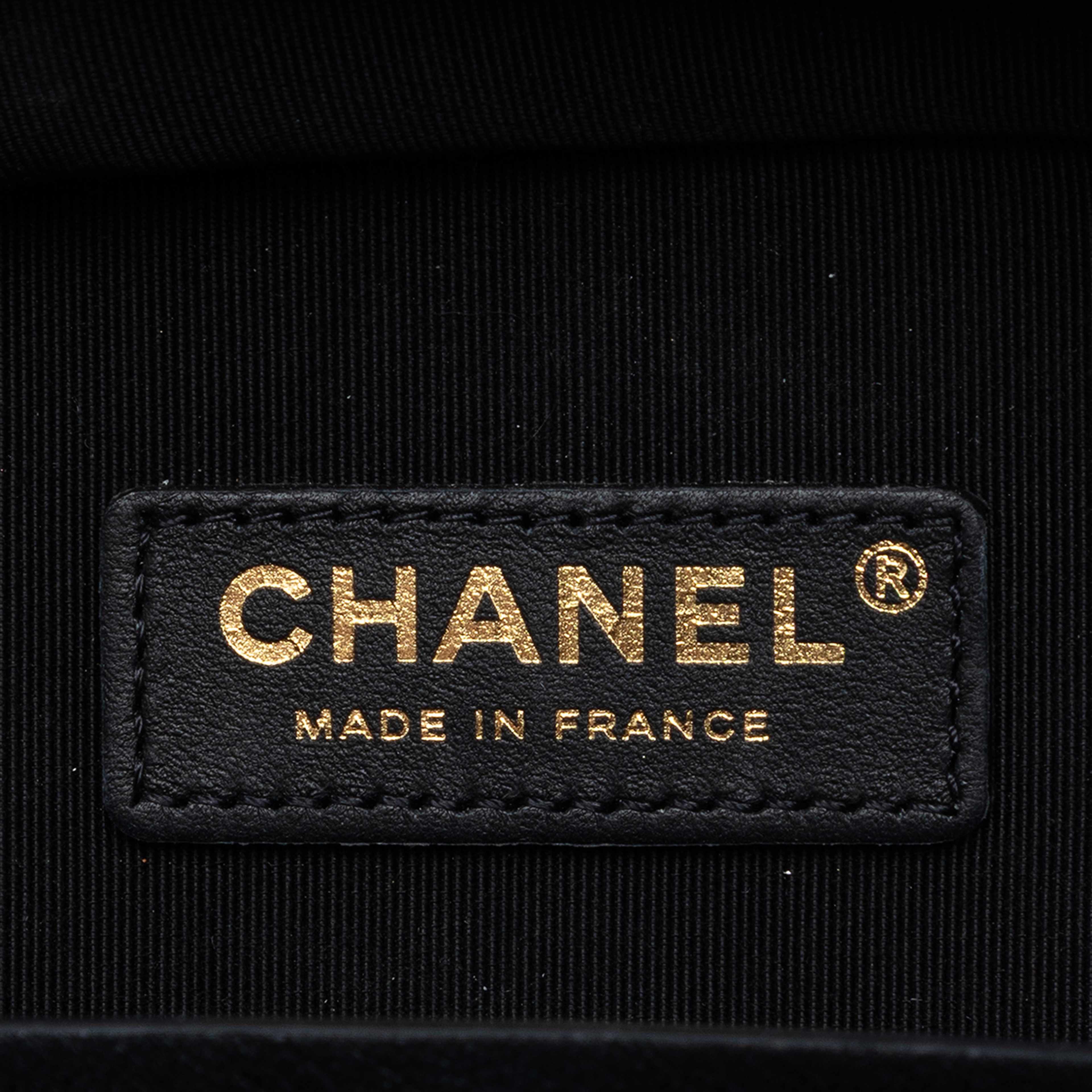 Chanel Calfskin Stitched Cup Of Tea Vanity Case, från Luxclusif, i färgen black. Klicka för att öppna bilden i stort format