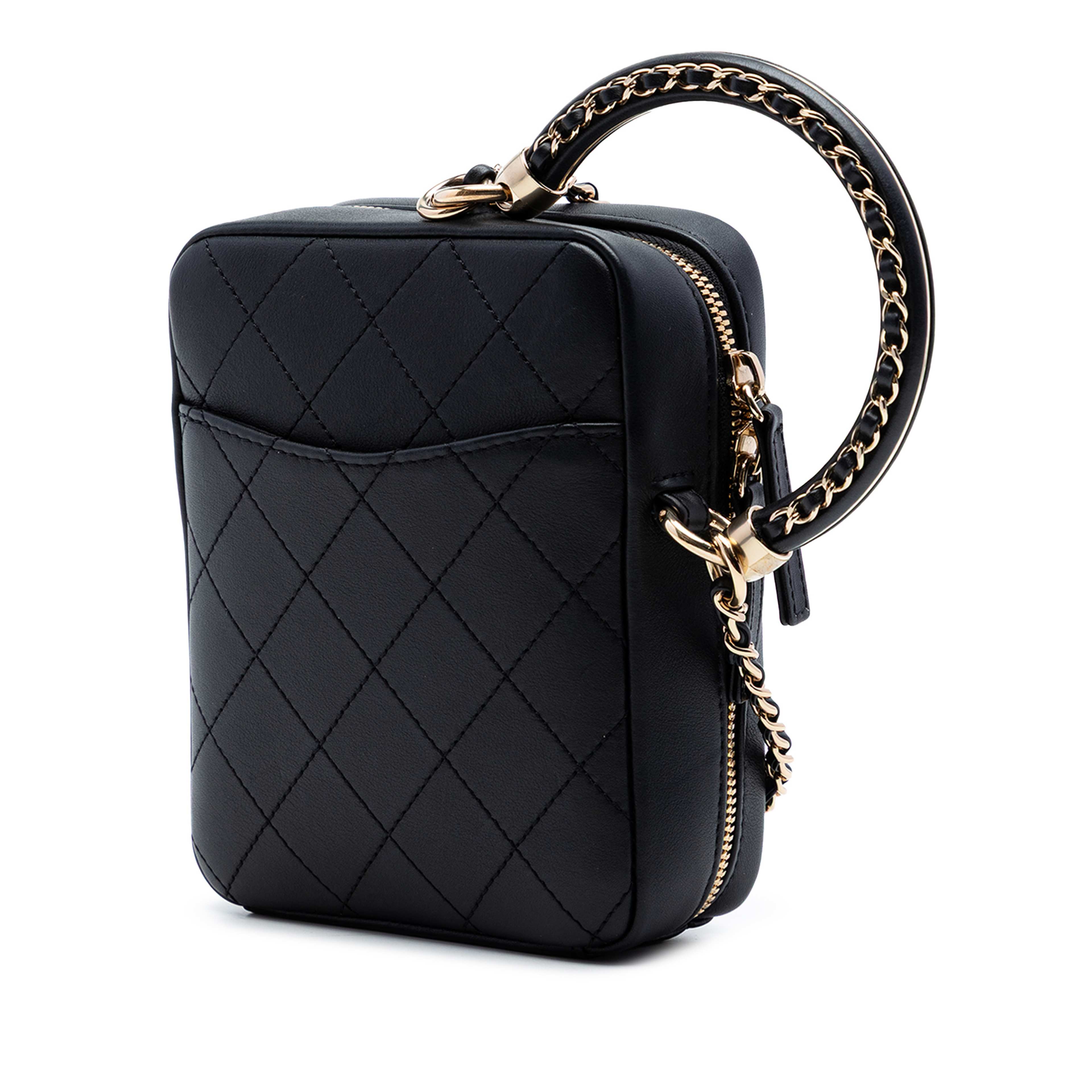 Chanel Calfskin Stitched Cup Of Tea Vanity Case, från Luxclusif, i färgen black. Klicka för att öppna bilden i stort format