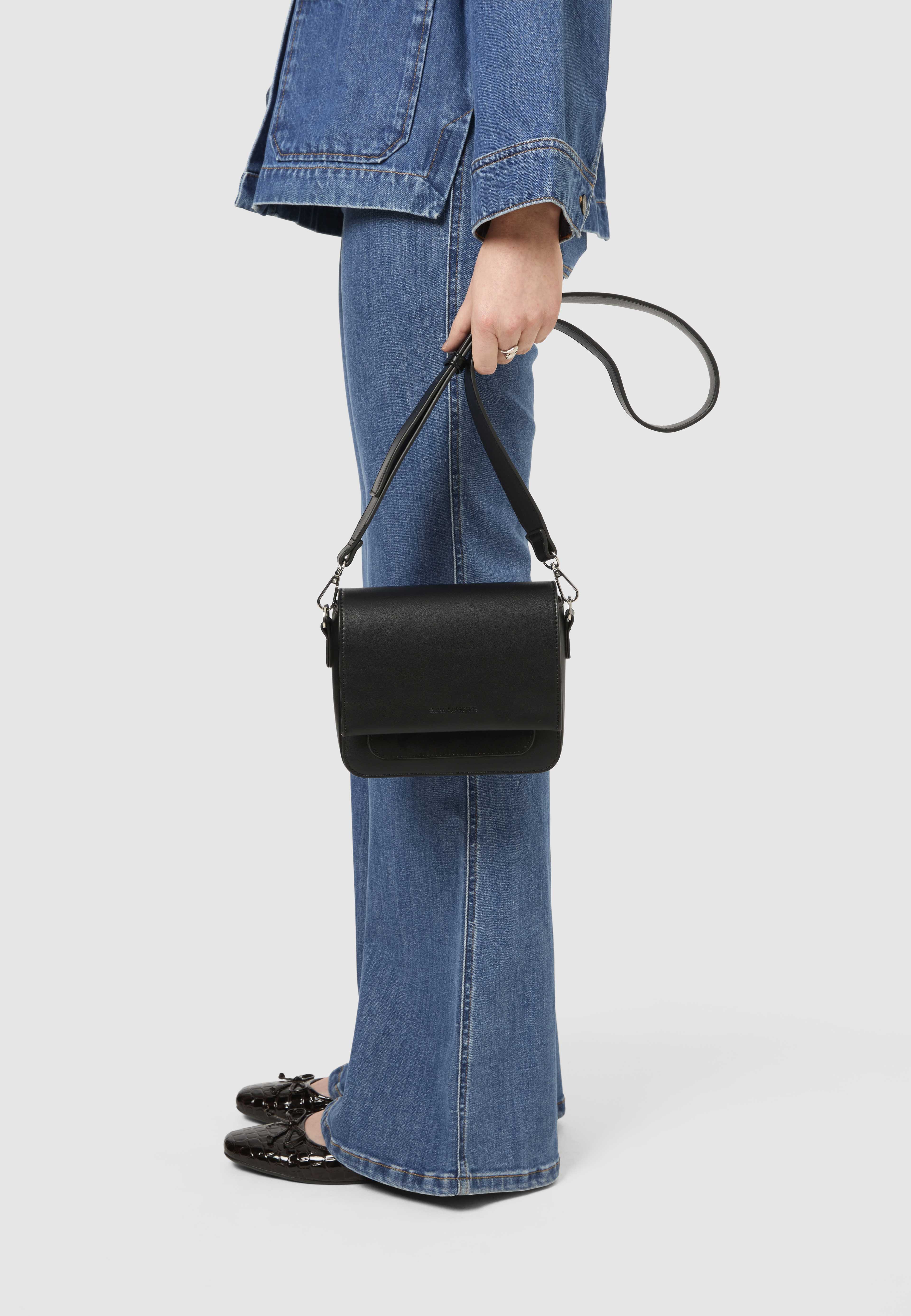 Crossbody CYNTHIA, från Carin Wester, i färgen Black. Klicka för att öppna bilden i stort format