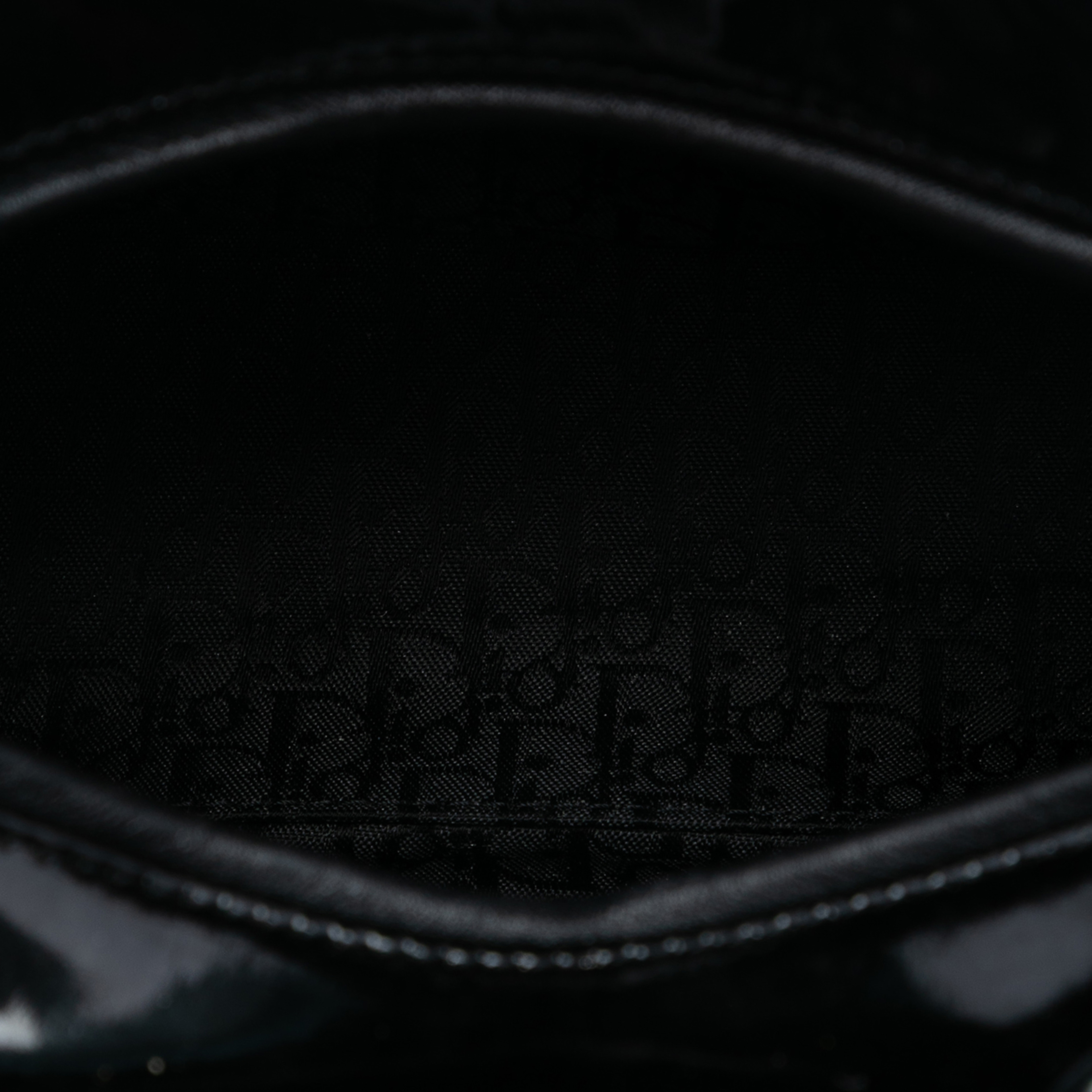 Dior Medium Patent Cannage Lady Dior, från Luxclusif, i färgen black. Klicka för att öppna bilden i stort format