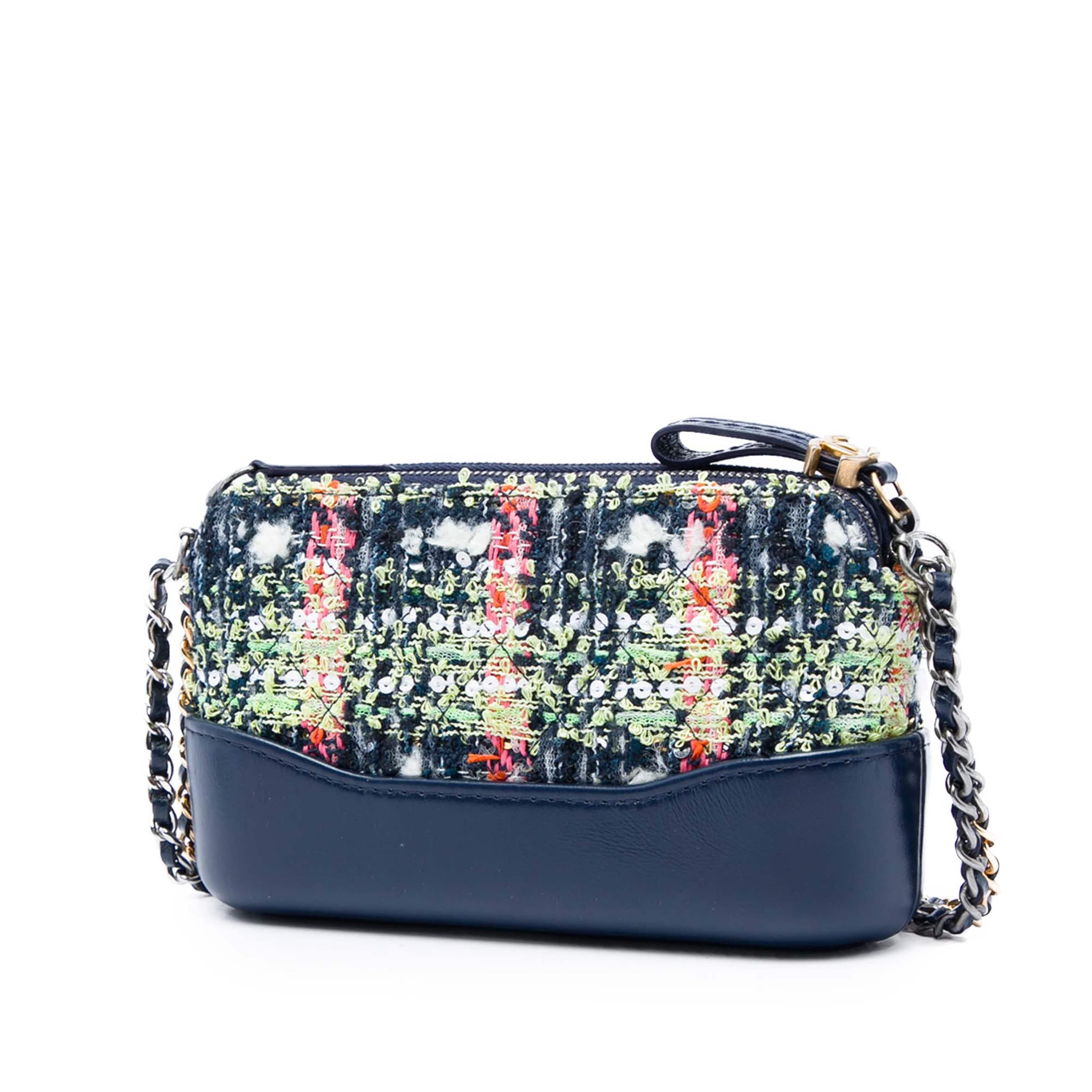 Chanel Tweed Gabrielle Double Zip Clutch With Chain, från Luxclusif, i färgen blå. Klicka för att öppna bilden i stort format